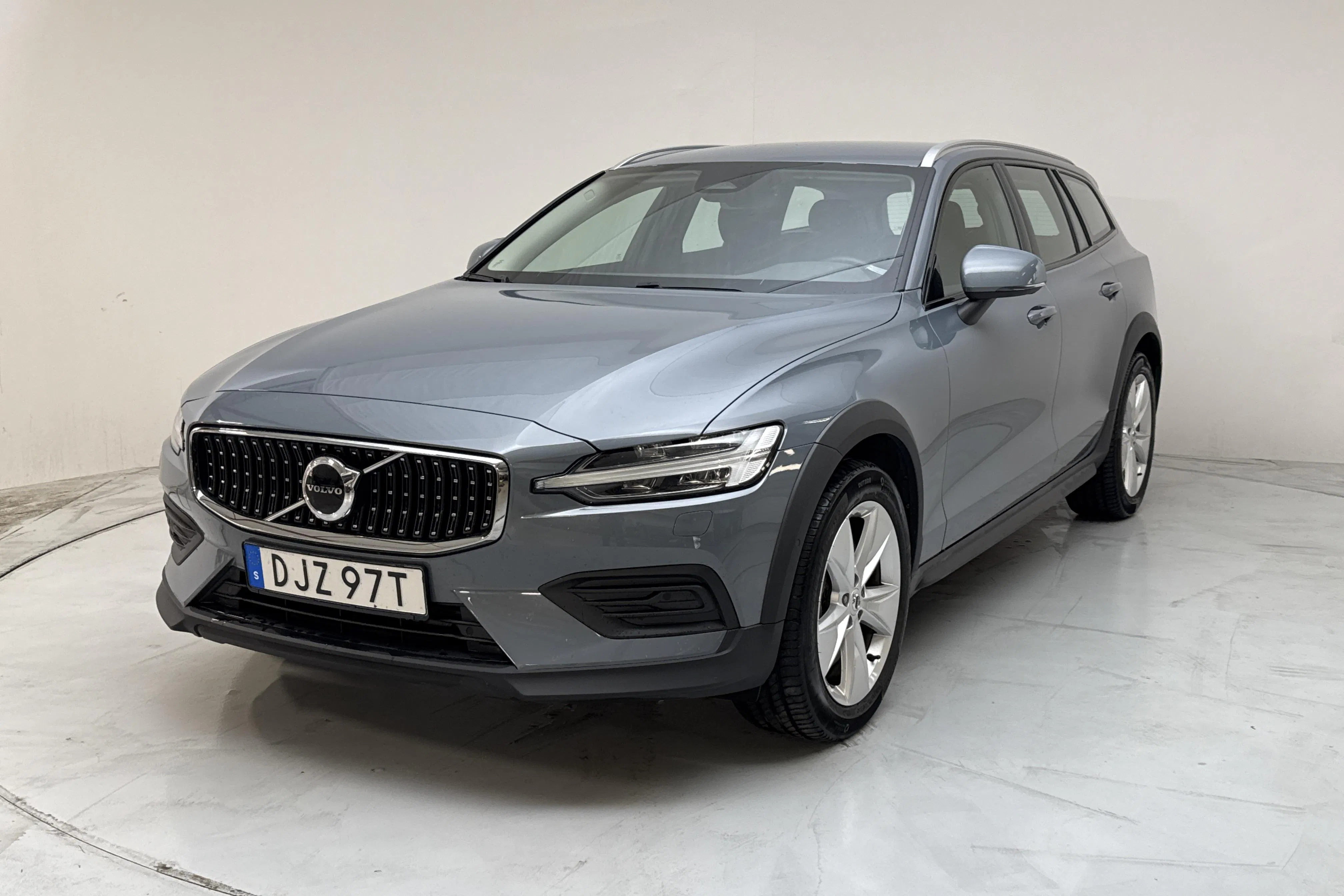 Presentation photo 1 of 15: Volvo V60 B4 Cross Country AWD Mildhybrid, Diesel (197hk) - 75 740 km - Automatic - gray - 2024