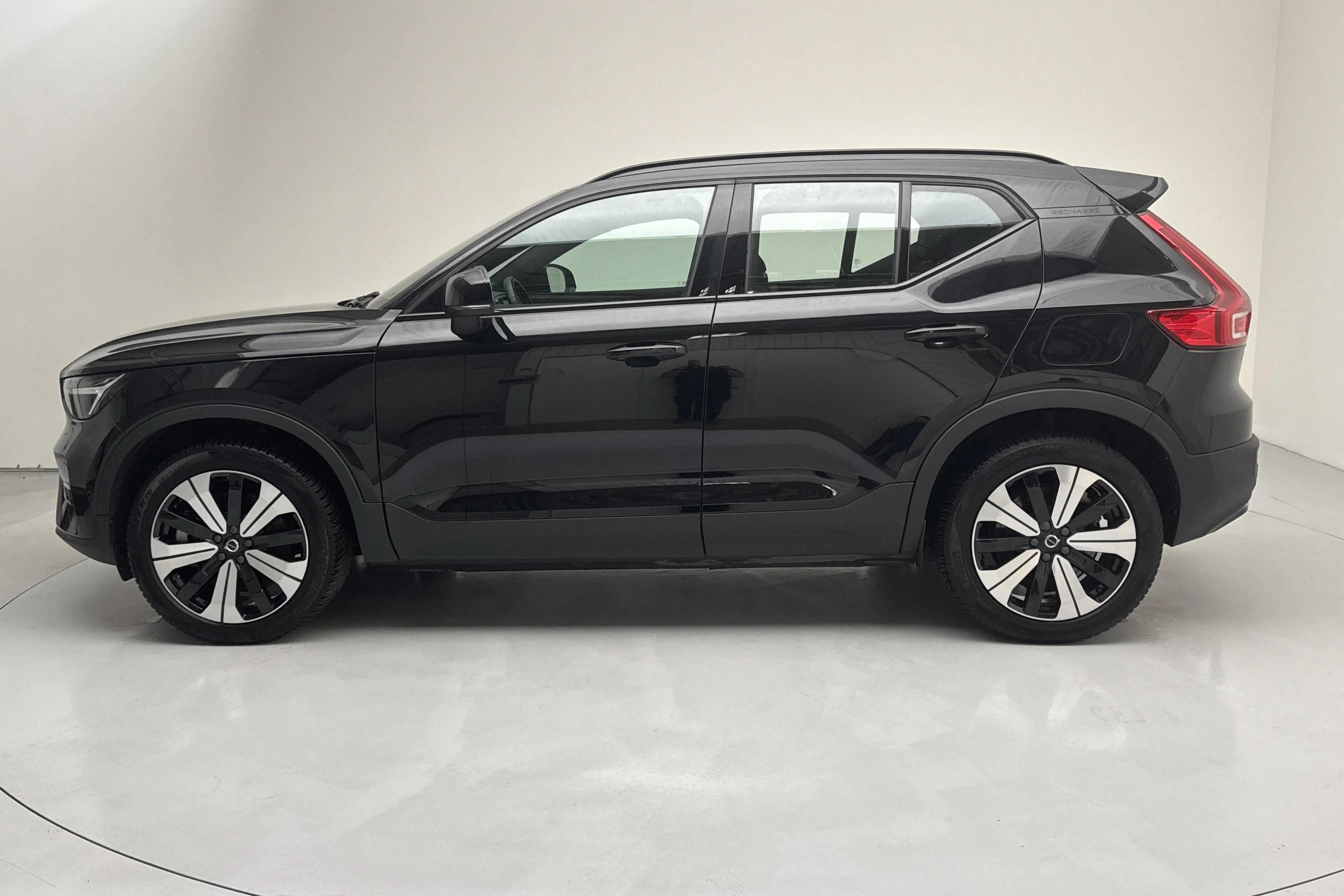 Presentation photo 2 of 19: Volvo XC40 P6 Recharge (231hk) - 3 964 Scandinavian mile - Automatic - black - 2023