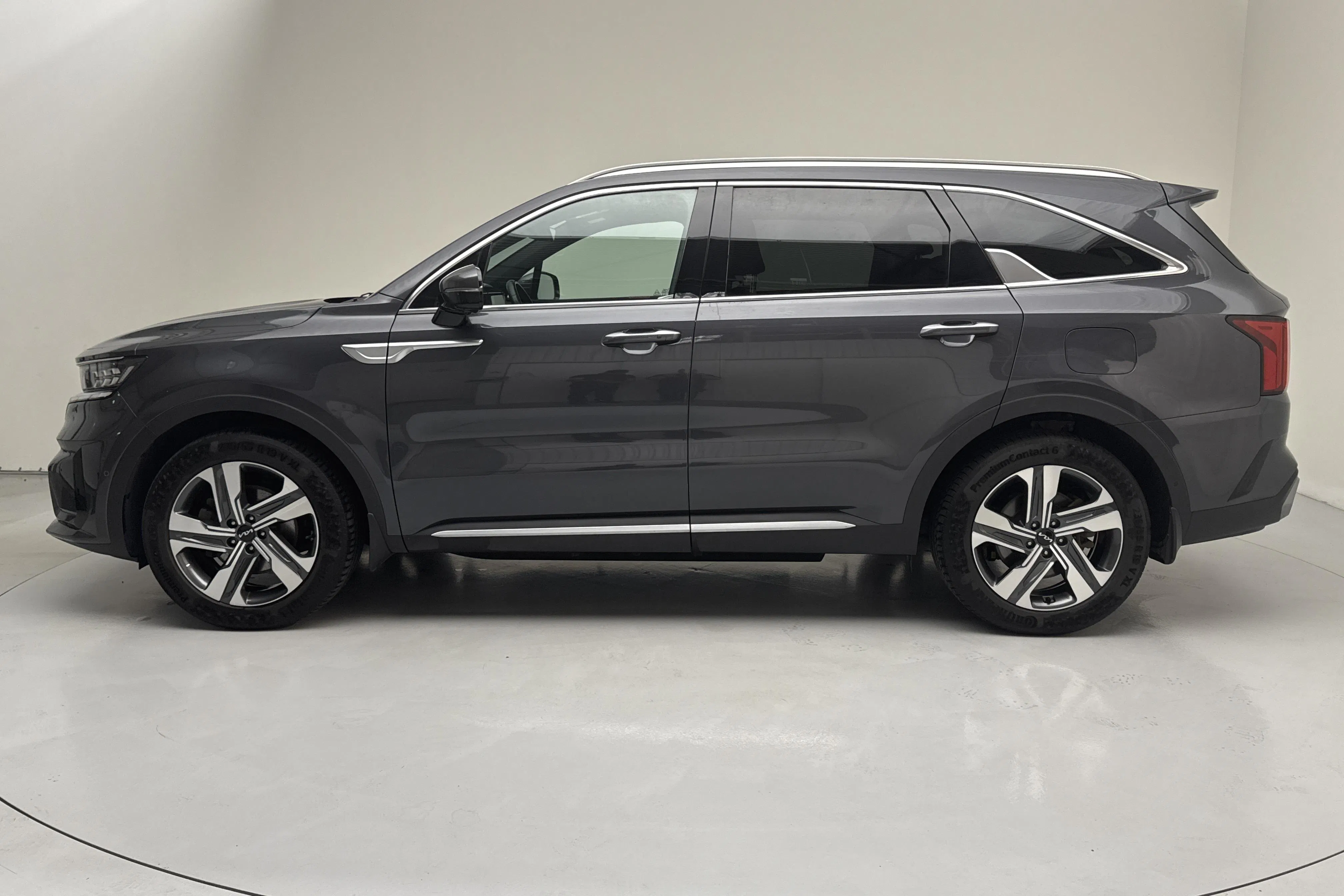 Presentation photo 2 of 23: KIA Sorento 1.6 T-GDi Plug-in Hybrid AWD (265hk) - 10 960 Scandinavian mile - Automatic - gray - 2023