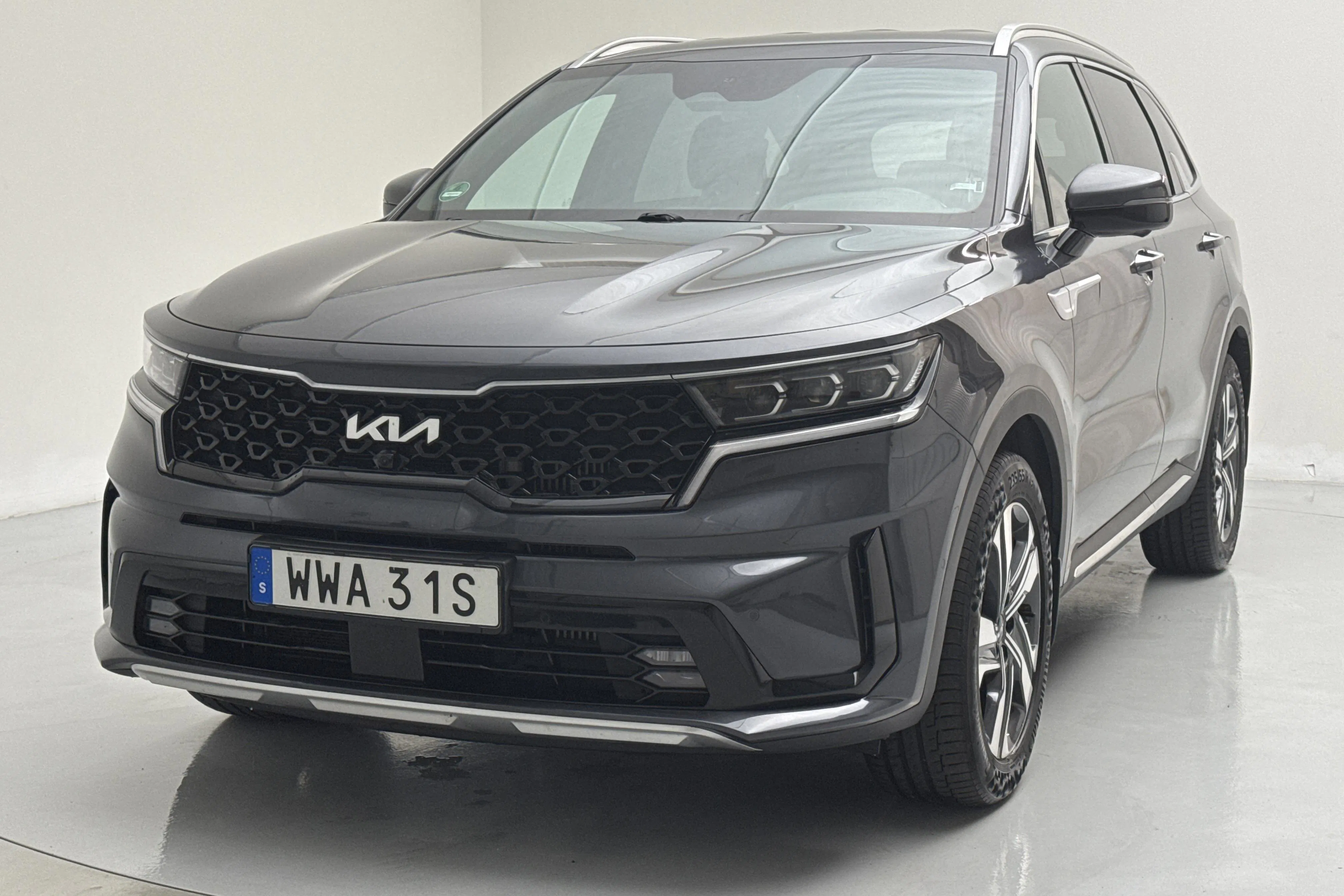 Presentation photo 1 of 23: KIA Sorento 1.6 T-GDi Plug-in Hybrid AWD (265hk) - 10 960 Scandinavian mile - Automatic - gray - 2023