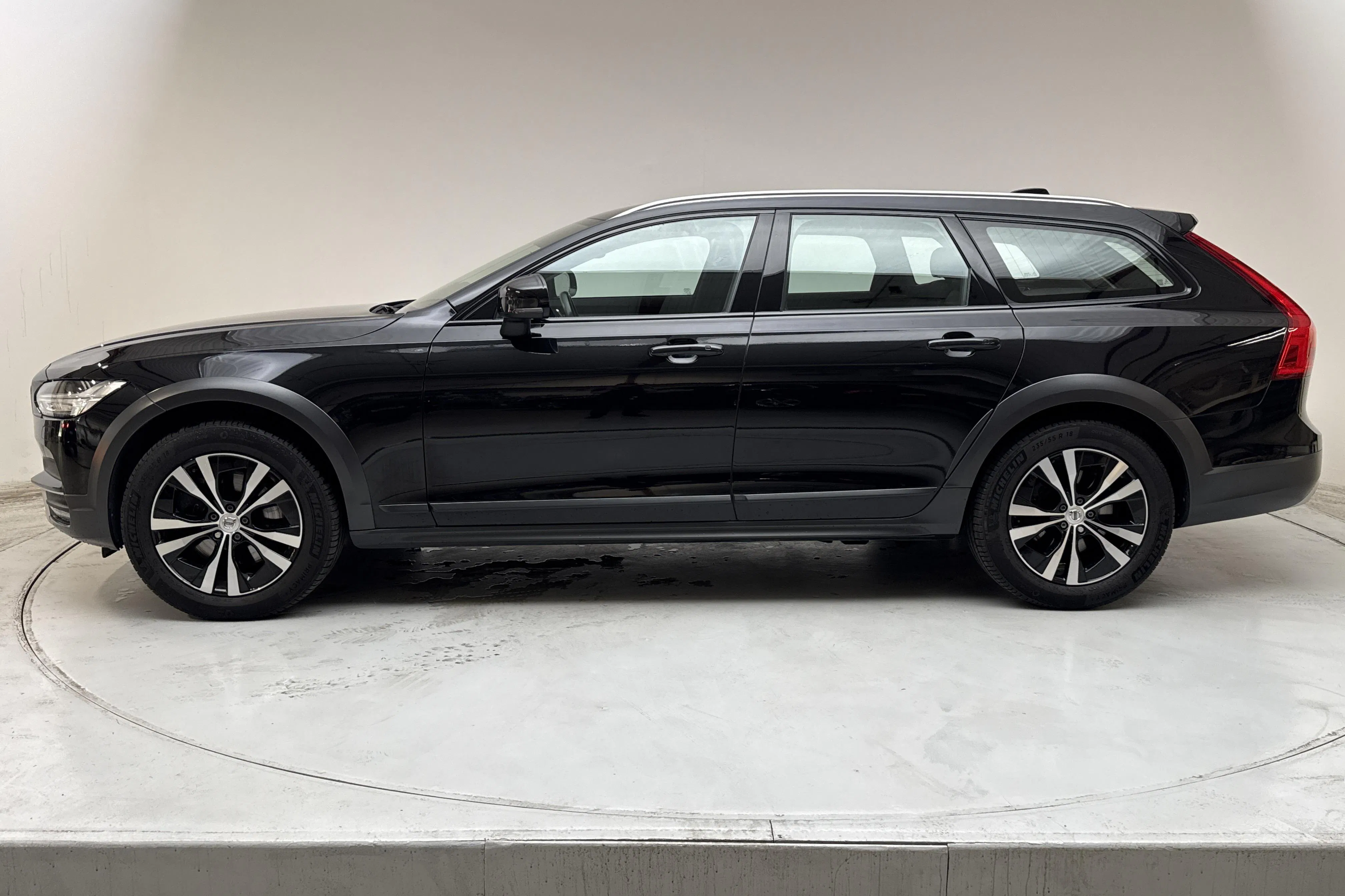 Presentationsfoto 2 av 16: Volvo V90 D4 Cross Country AWD (190hk) - 10 591 mil - Automat - svart - 2020