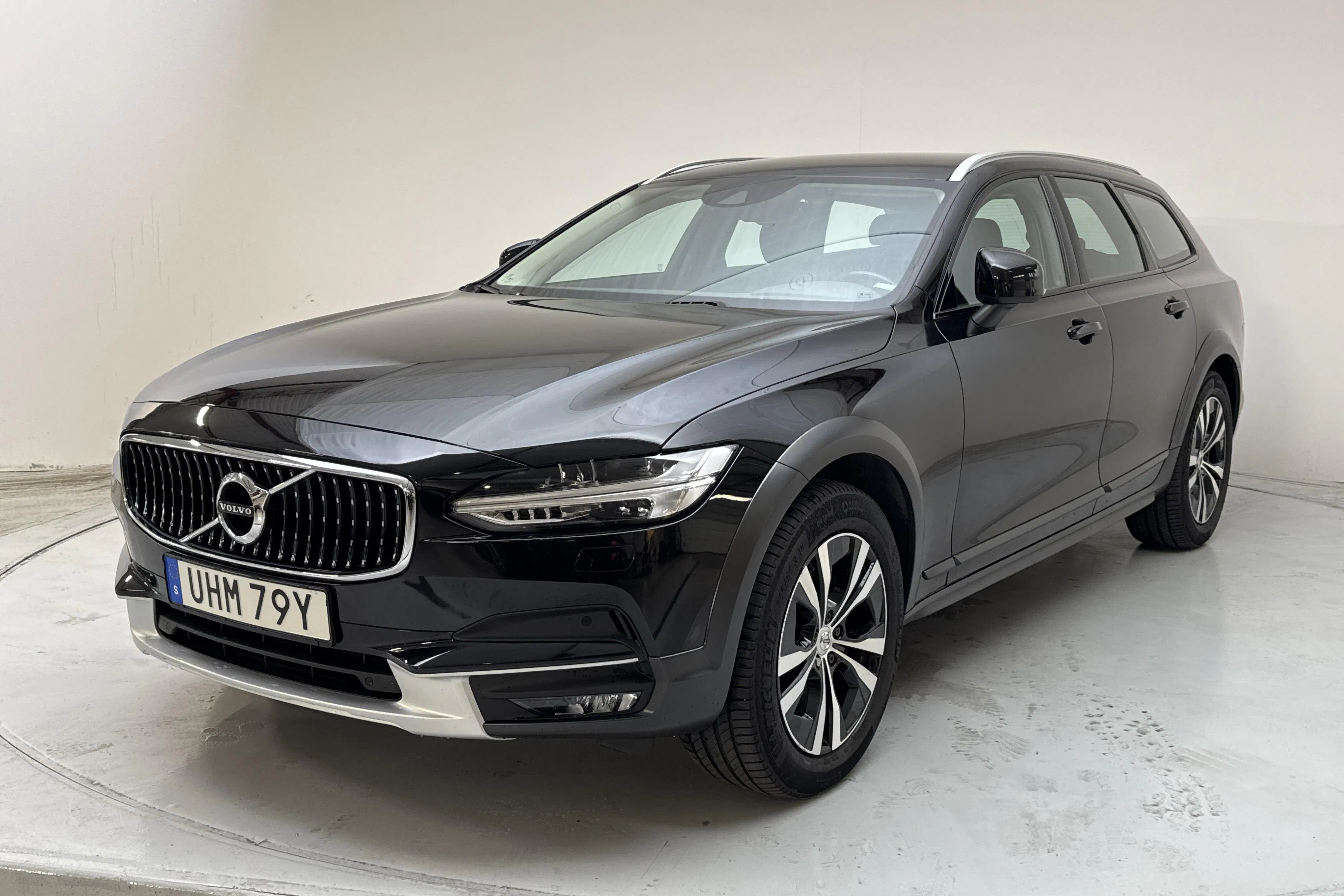 Presentationsfoto 1 av 16: Volvo V90 D4 Cross Country AWD (190hk) - 10 591 mil - Automat - svart - 2020