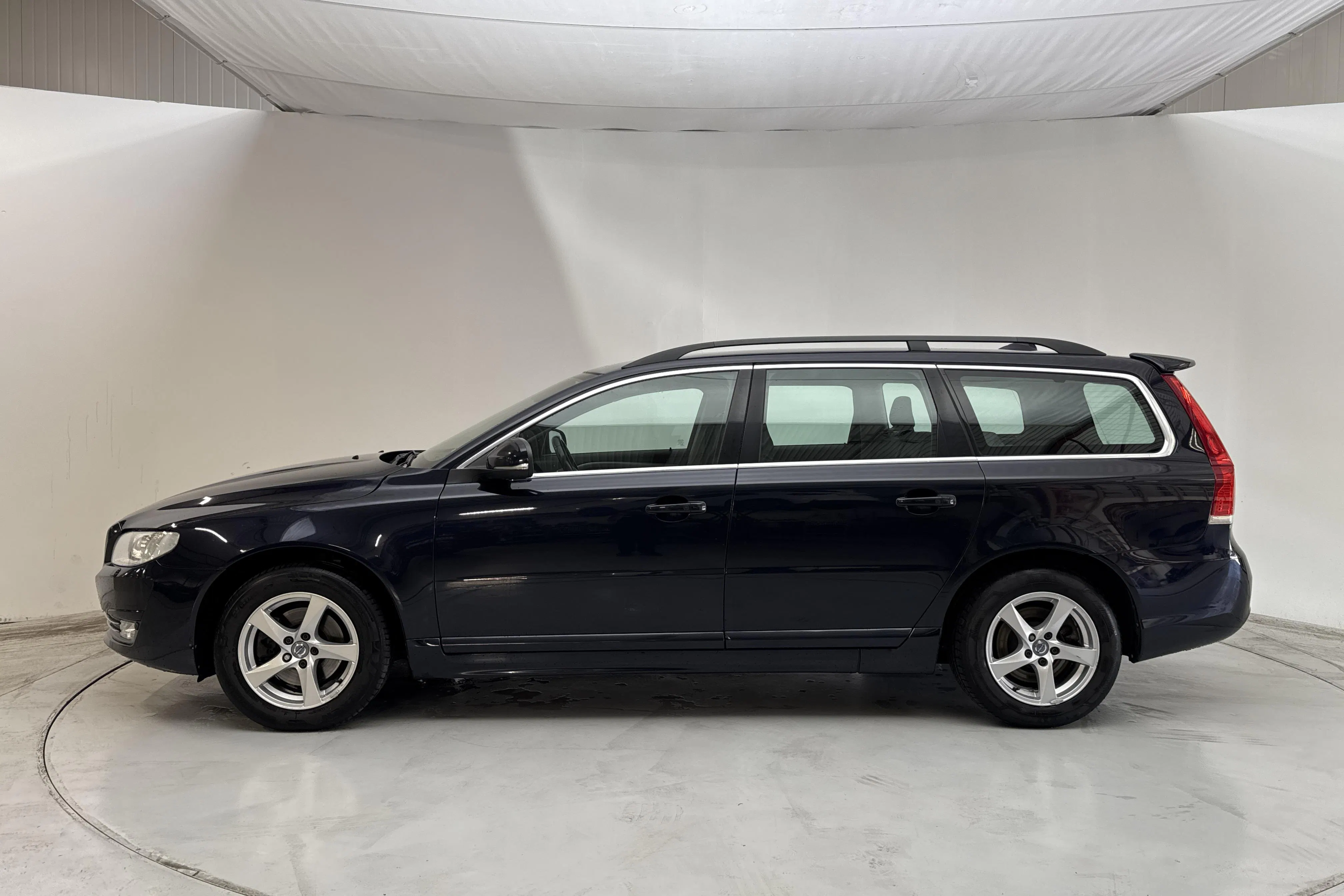 Presentationsfoto 2 av 15: Volvo V70 II D3 (150hk) - 18 567 mil - Automat - Mörkblå - 2016