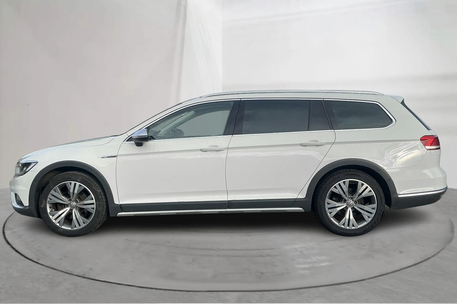 Presentation photo 2 of 17: VW Passat Alltrack 2.0 TDI 4MOTION (190hk) - 298 450 km - Automatic - white - 2019