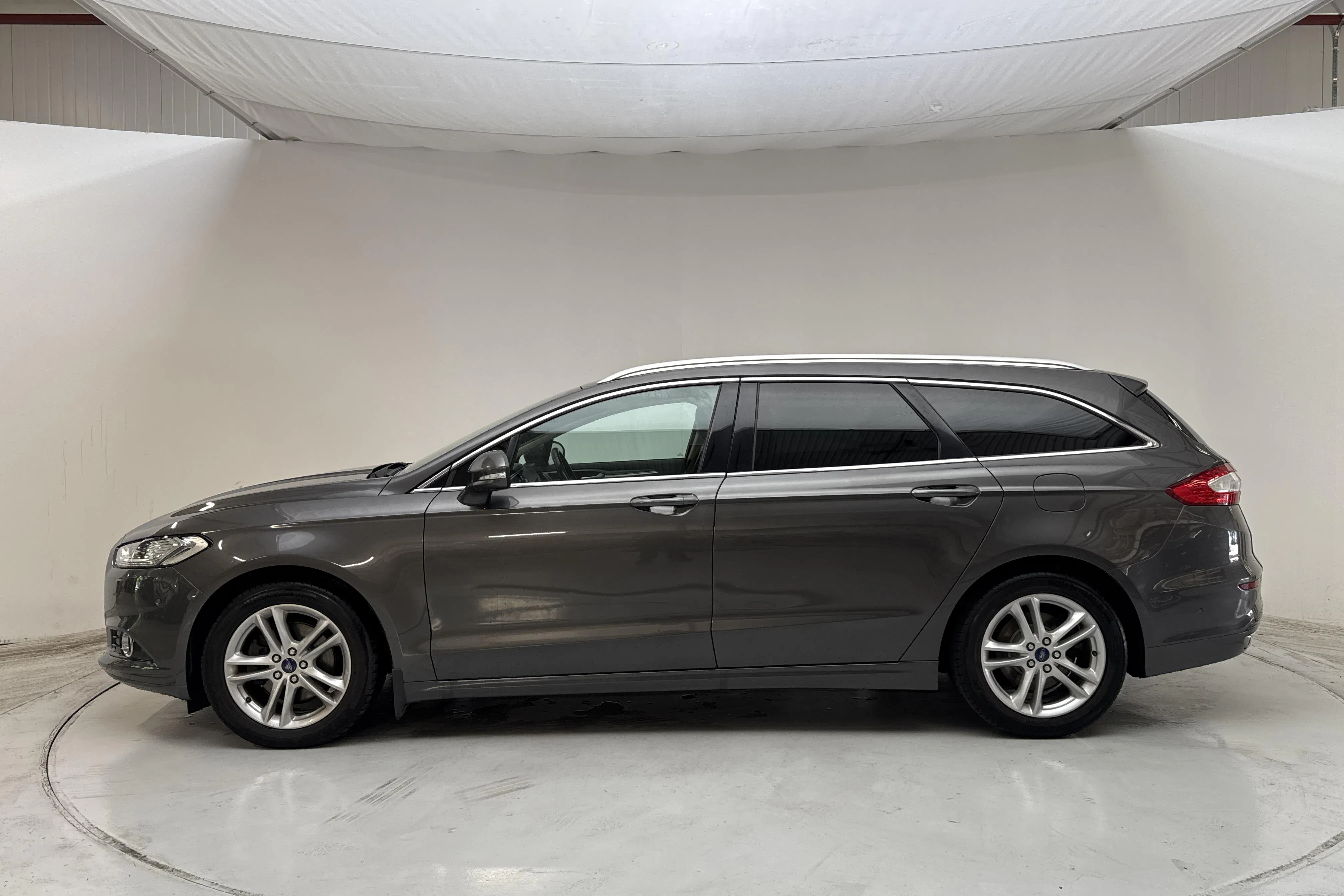 Presentationsfoto 2 av 16: Ford Mondeo 2.0 TDCi AWD Kombi (180hk) - 10 533 mil - Automat - grå - 2015