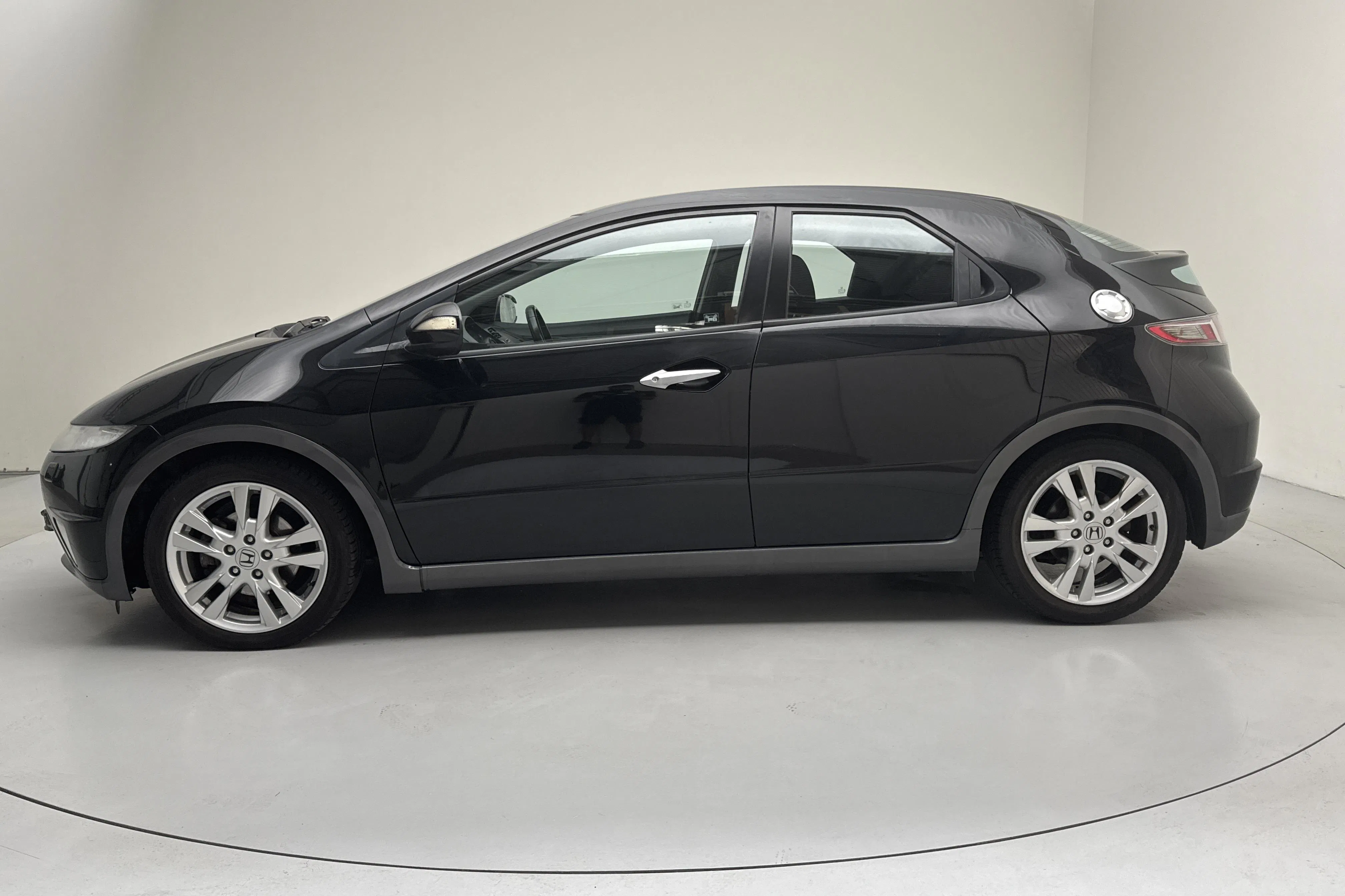Presentationsfoto 2 av 12: Honda Civic 1.8 5dr (140hk) - 20 451 mil - Manuell - svart - 2010