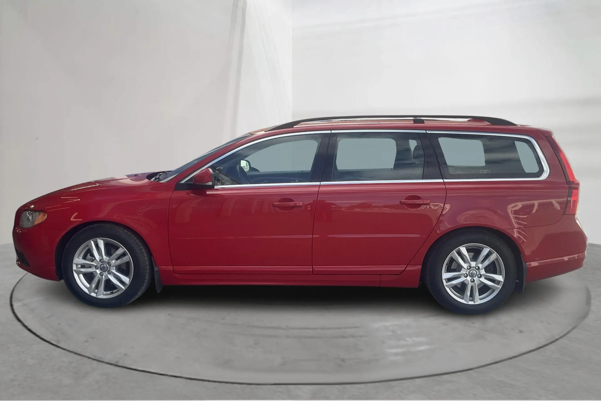 Presentationsfoto 2 av 14: Volvo V70 II D4 (163hk) - 19 780 mil - Manuell - röd - 2013