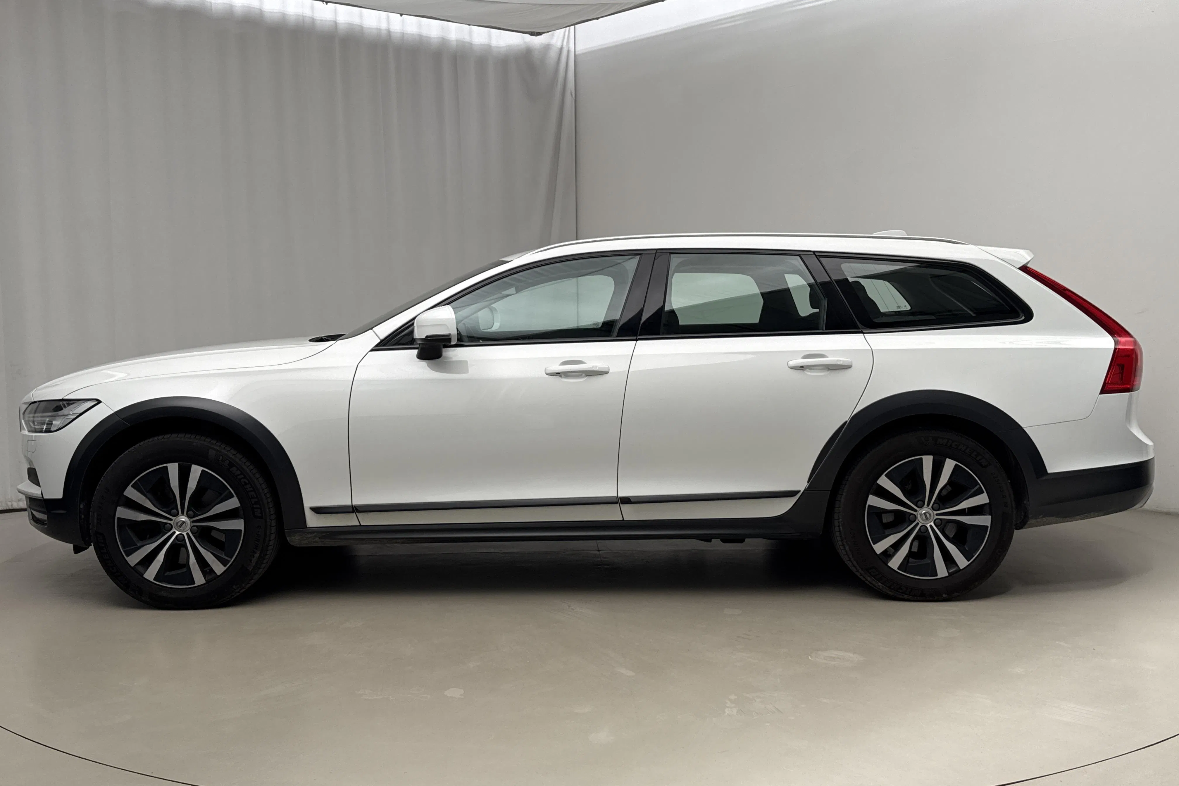 Presentationsfoto 2 av 22: Volvo V90 D4 Cross Country AWD (190hk) - 12 892 mil - Automat - vit - 2020