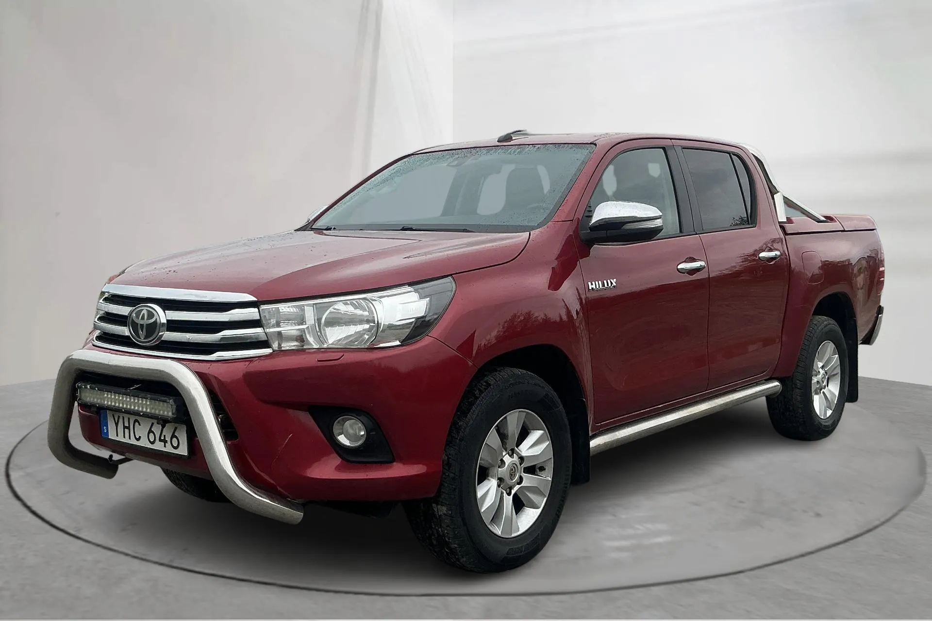 Presentationsfoto 1 av 17: Toyota Hilux 2.4 D 4WD (150hk) - 19 587 mil - Automat - röd - 2016