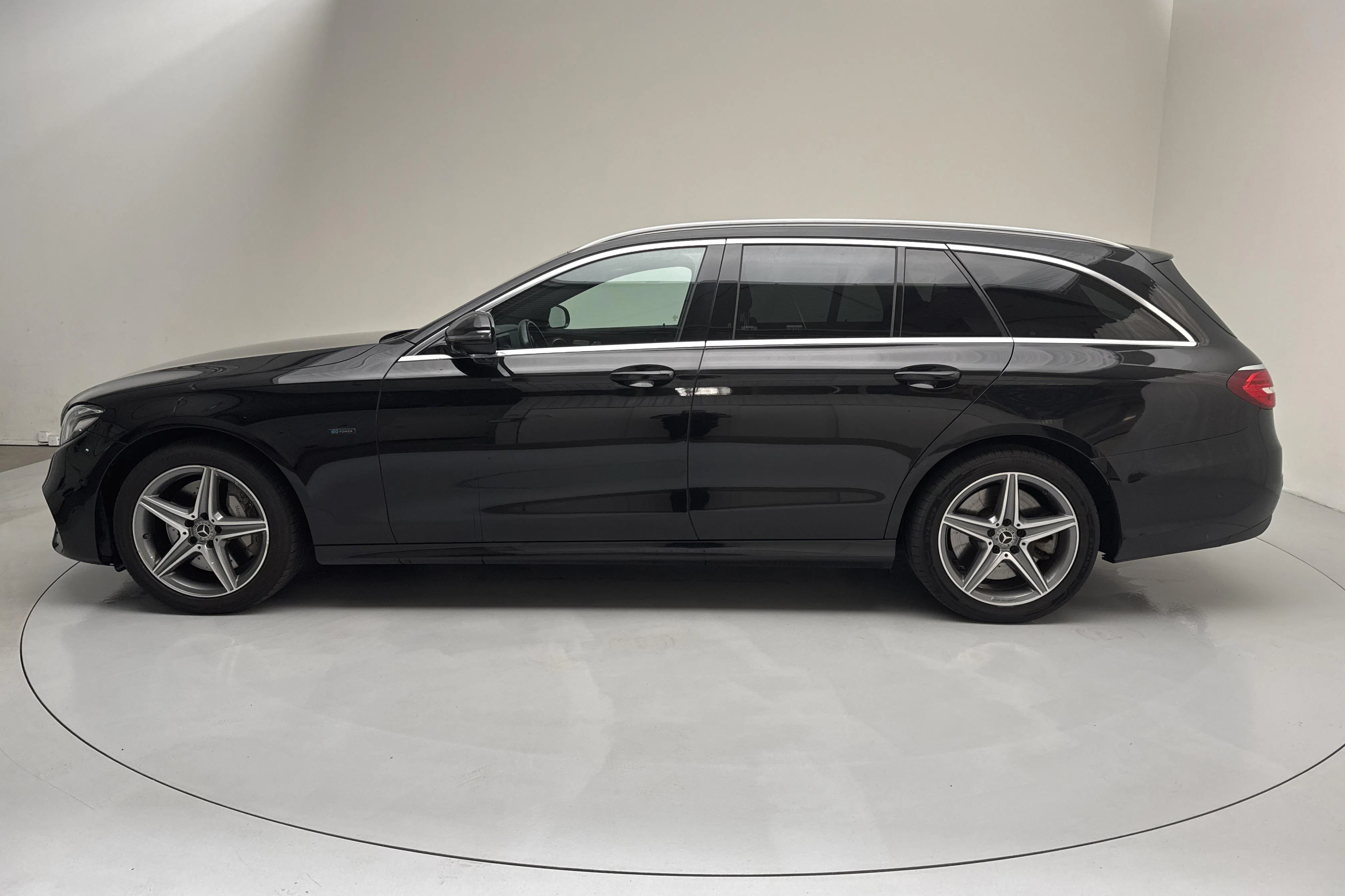 Presentation photo 2 of 20: Mercedes E 300 de Kombi S213 (316hk) - 134 370 km - Automatic - black - 2020