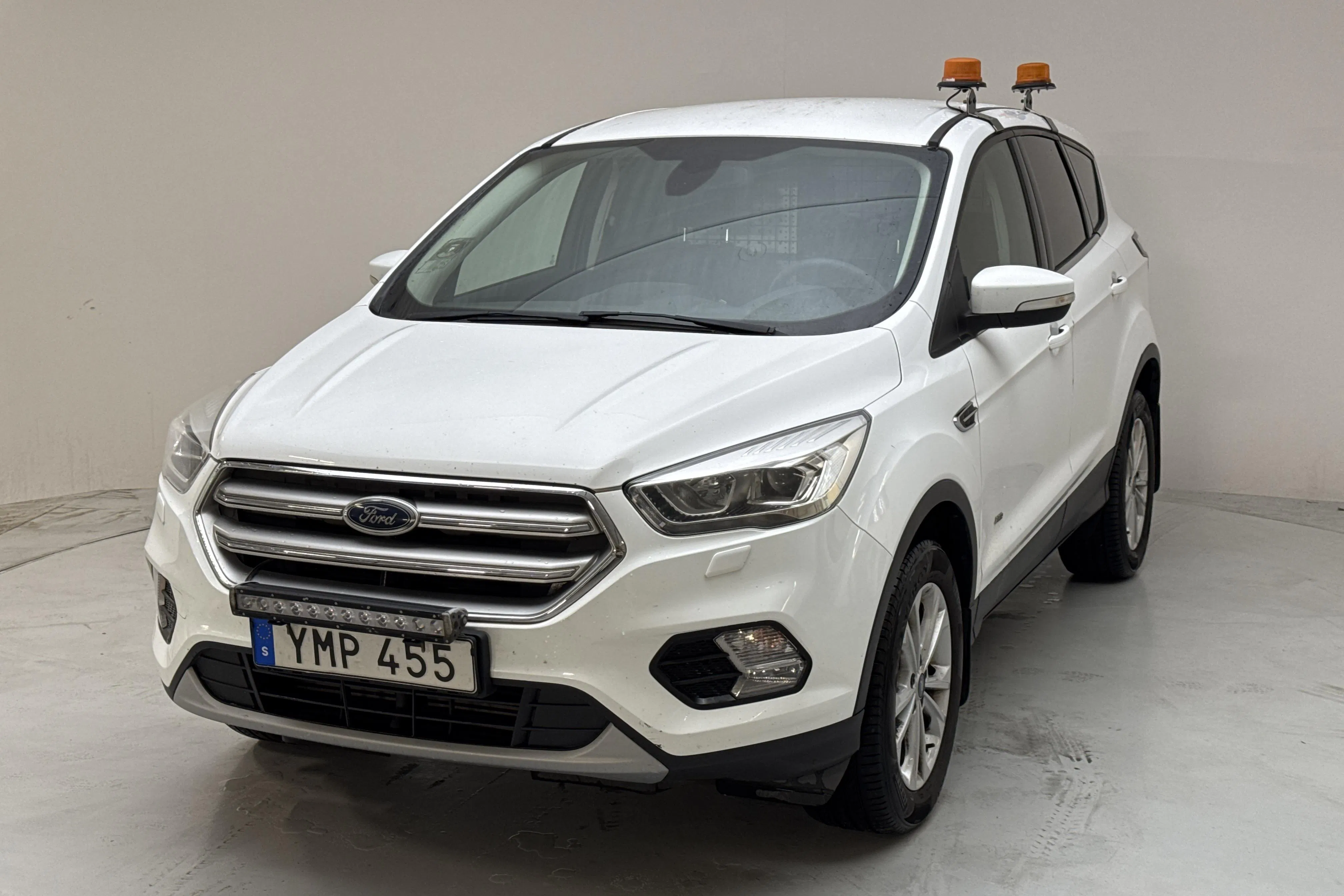Presentationsfoto 1 av 12: Ford Kuga 2.0 TDCi AWD (150hk) - 16 890 mil - Manuell - vit - 2017