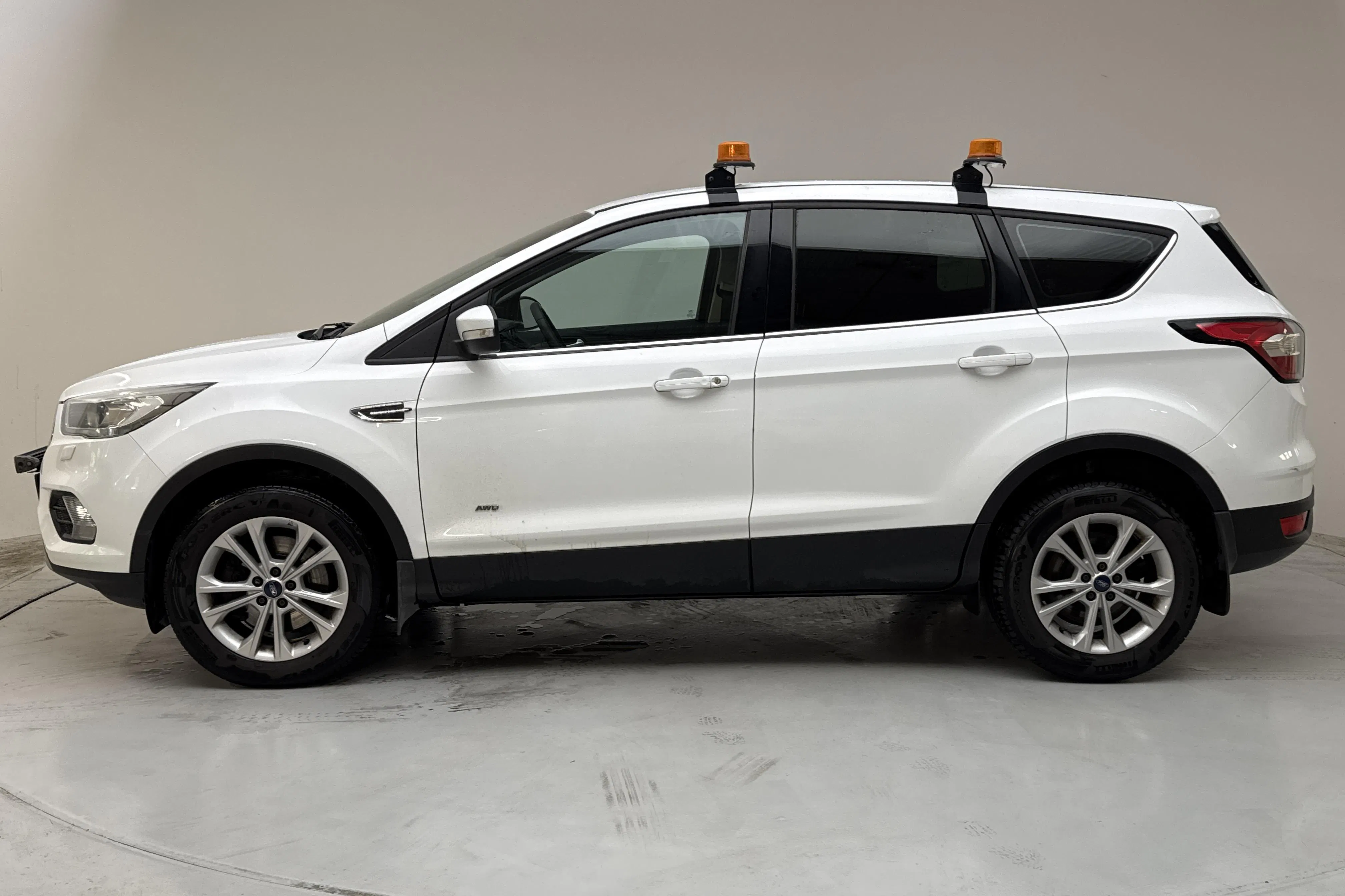 Presentationsfoto 2 av 12: Ford Kuga 2.0 TDCi AWD (150hk) - 16 890 mil - Manuell - vit - 2017