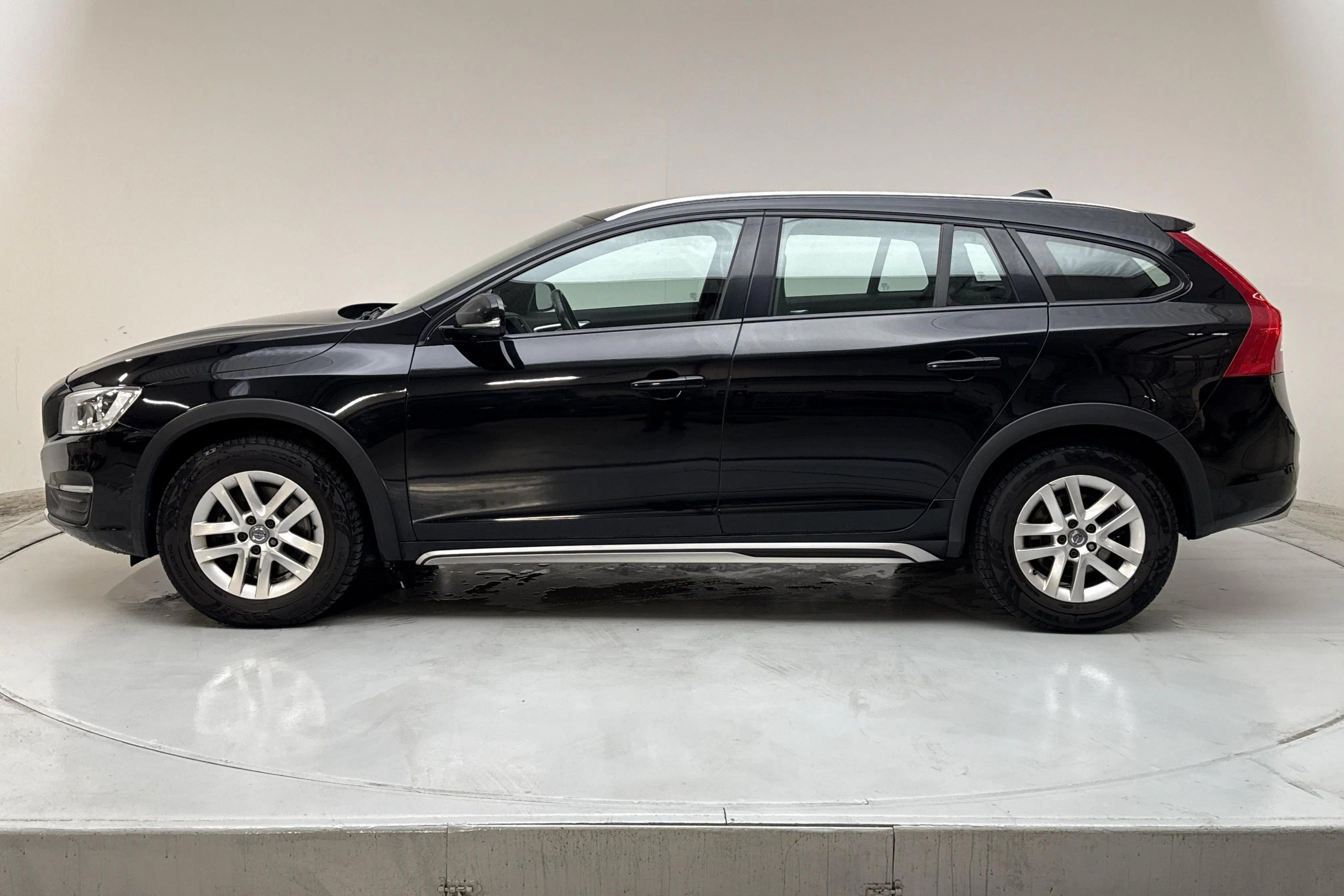 Presentation photo 2 of 16: Volvo V60 D4 Cross Country AWD (190hk) - 24 656 Scandinavian mile - Automatic - black - 2017