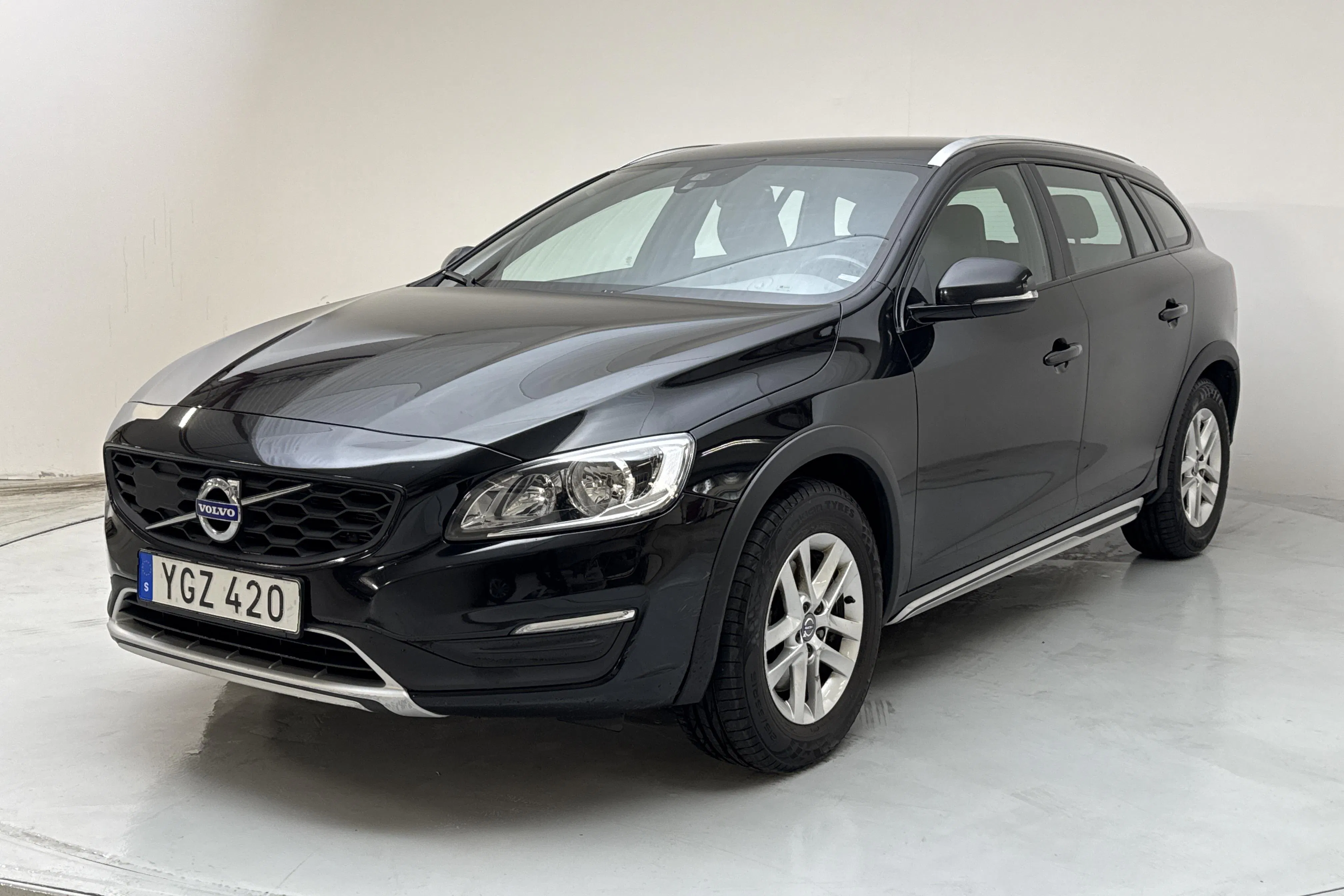 Presentation photo 1 of 16: Volvo V60 D4 Cross Country AWD (190hk) - 24 656 Scandinavian mile - Automatic - black - 2017