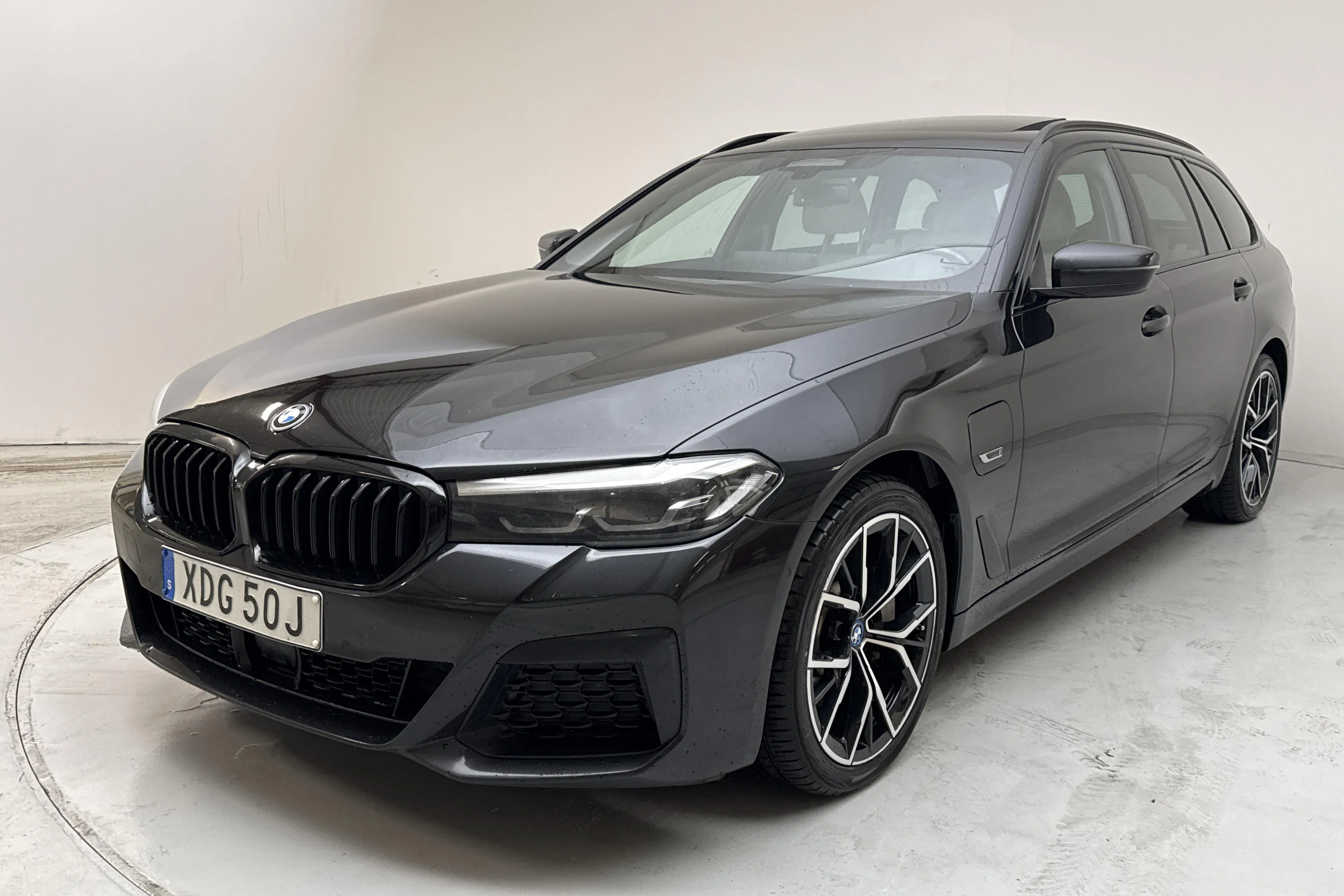 Presentationsfoto 1 av 21: BMW 530e xDrive Touring, G31 12kWh LCI (292hk) - 17 257 mil - Automat - svart - 2023
