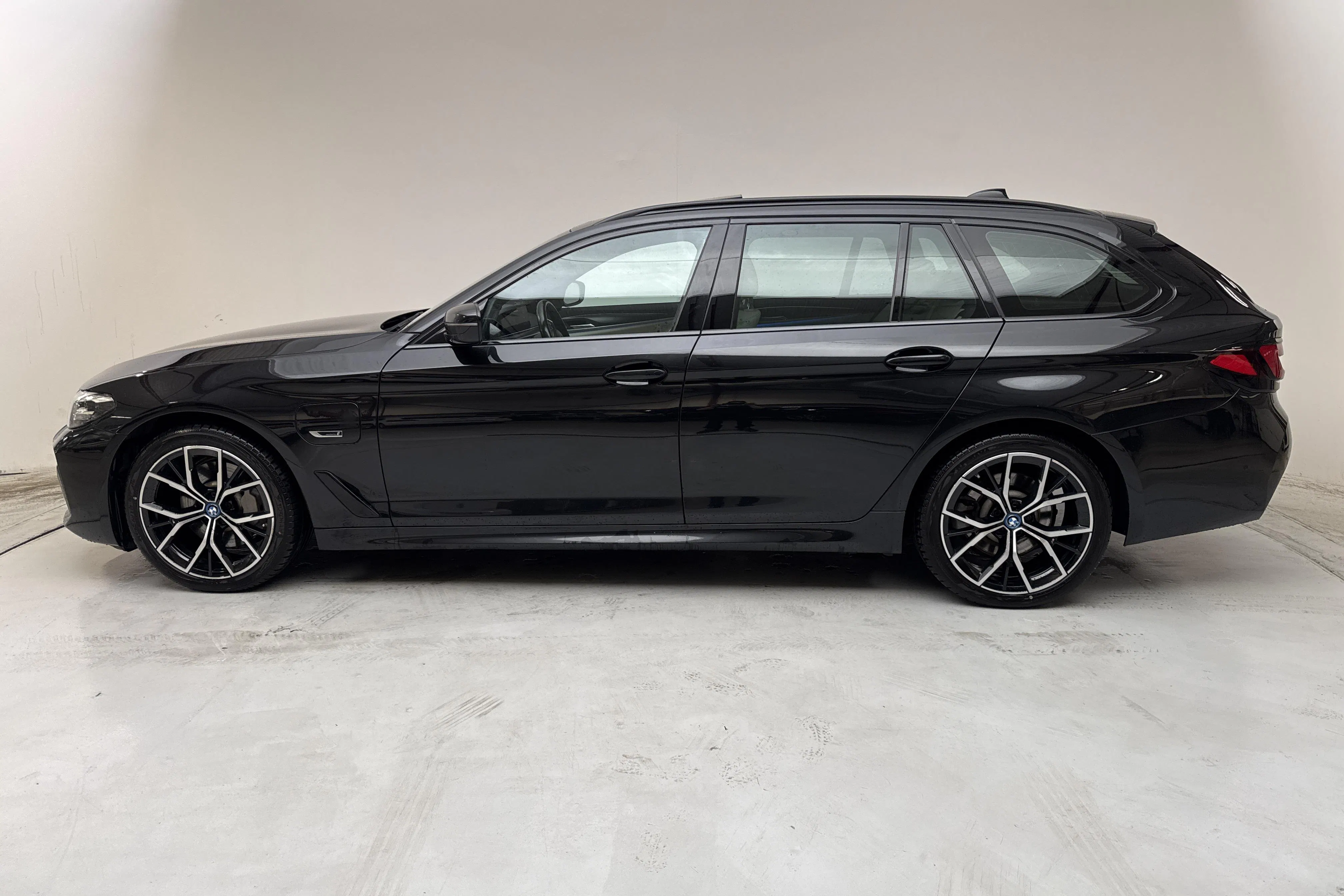 Presentationsfoto 2 av 21: BMW 530e xDrive Touring, G31 12kWh LCI (292hk) - 17 257 mil - Automat - svart - 2023