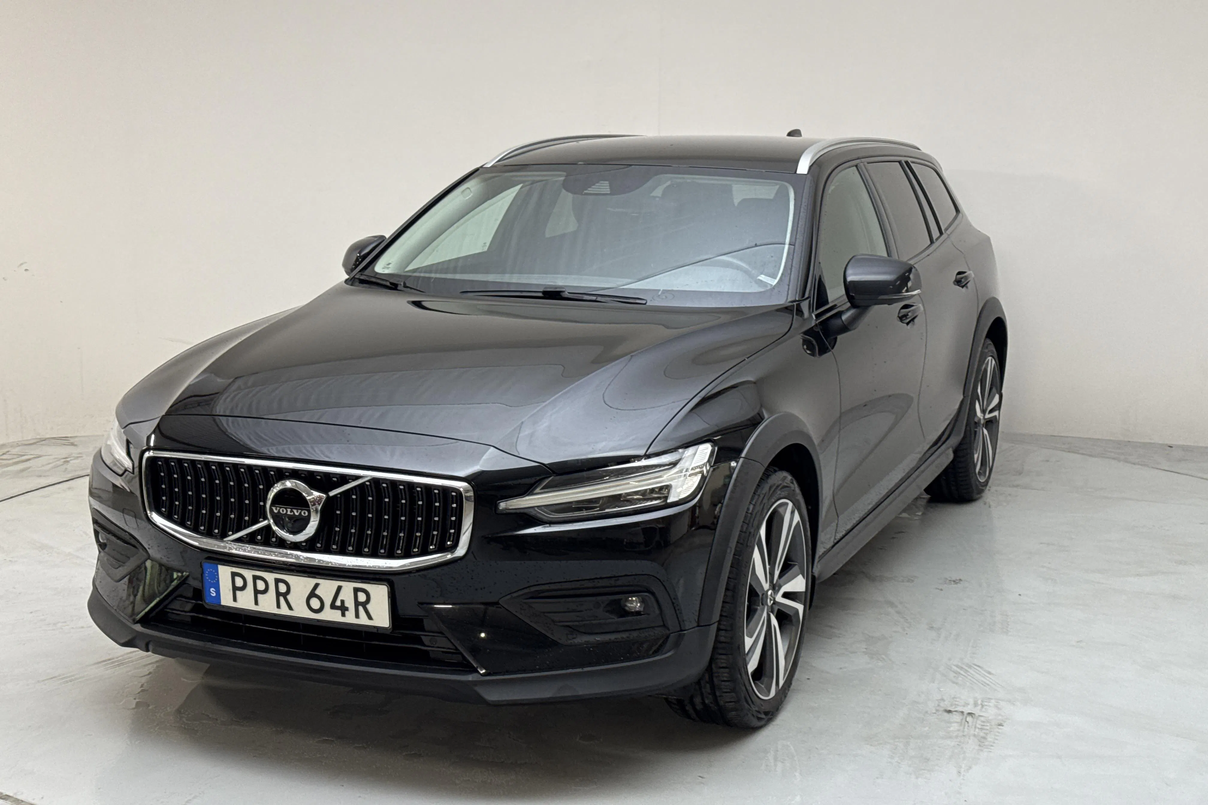 Presentationsfoto 1 av 15: Volvo V60 B4 Cross Country AWD Mildhybrid, Diesel (197hk) - 15 901 mil - Automat - svart - 2022