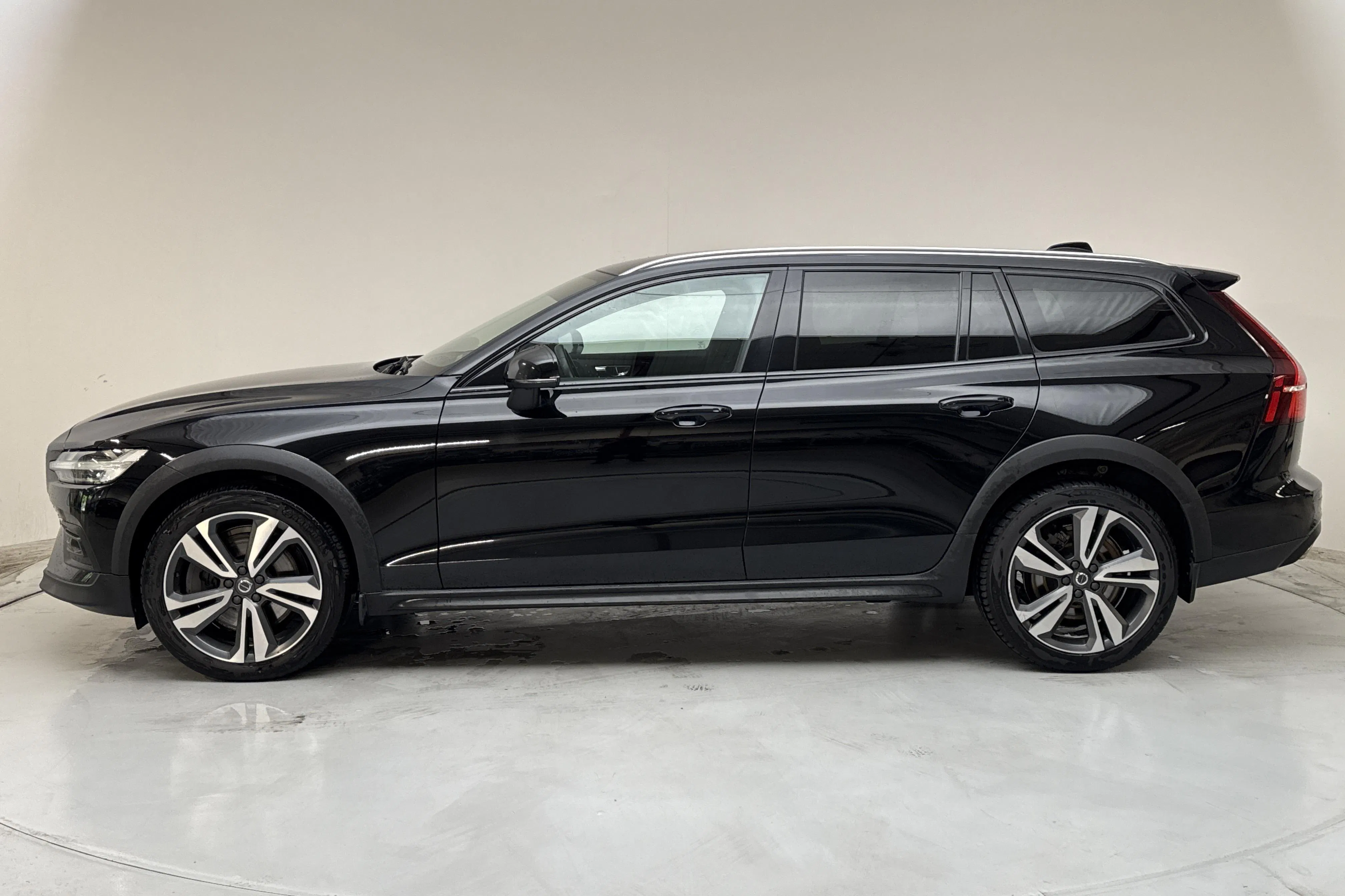 Presentationsfoto 2 av 15: Volvo V60 B4 Cross Country AWD Mildhybrid, Diesel (197hk) - 15 901 mil - Automat - svart - 2022