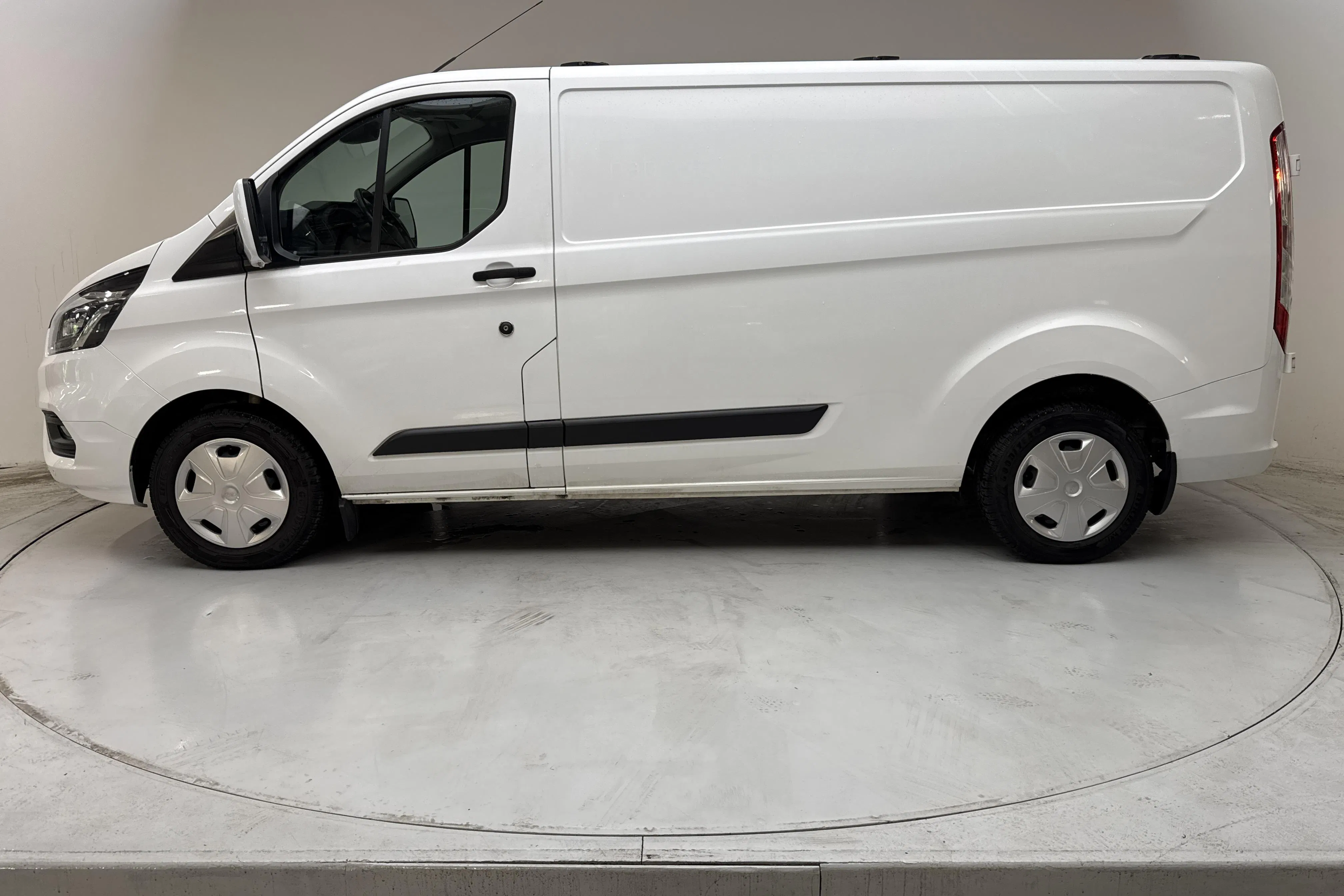 Presentation photo 2 of 12: Ford Transit Custom 300 (130hk) - 8 632 Scandinavian mile - Automatic - white - 2022
