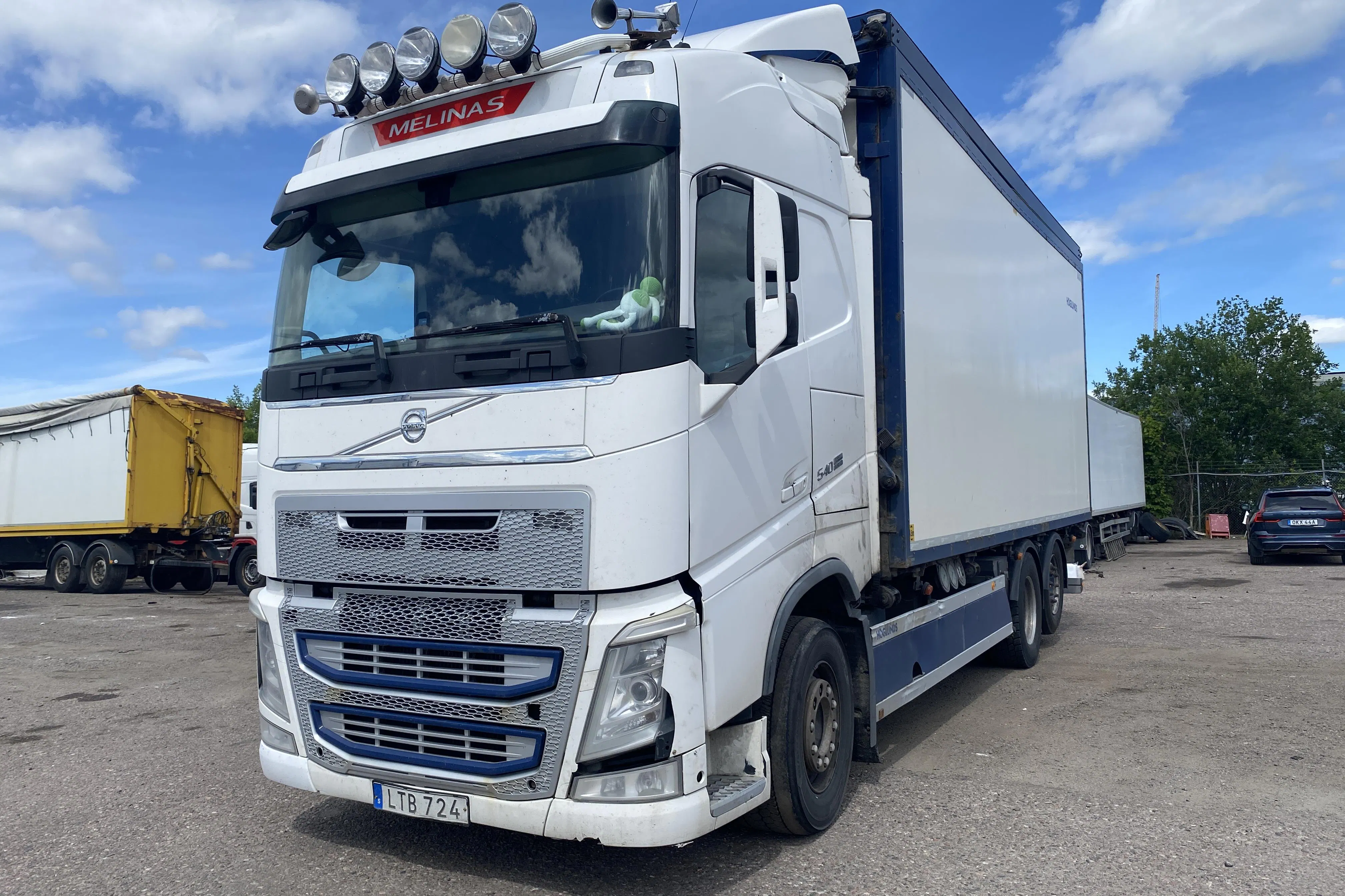 Presentation photo 1 of 54: VOLVO FH 6X2 - 1 513 382 km - Automatic - white - 2015