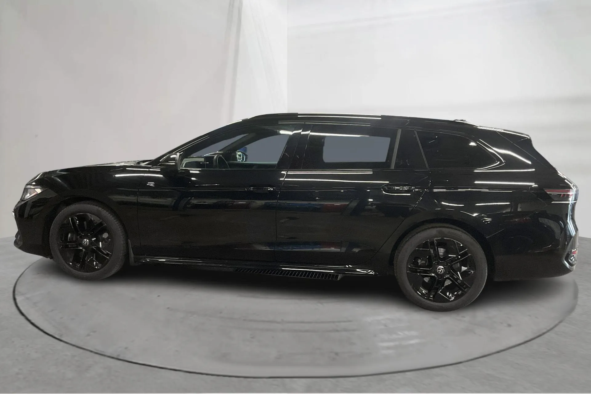 Presentation photo 2 of 21: VW Passat 2.0 TDI Sportscombi 4Motion (193hk) - 41 070 km - Automatic - black - 2025