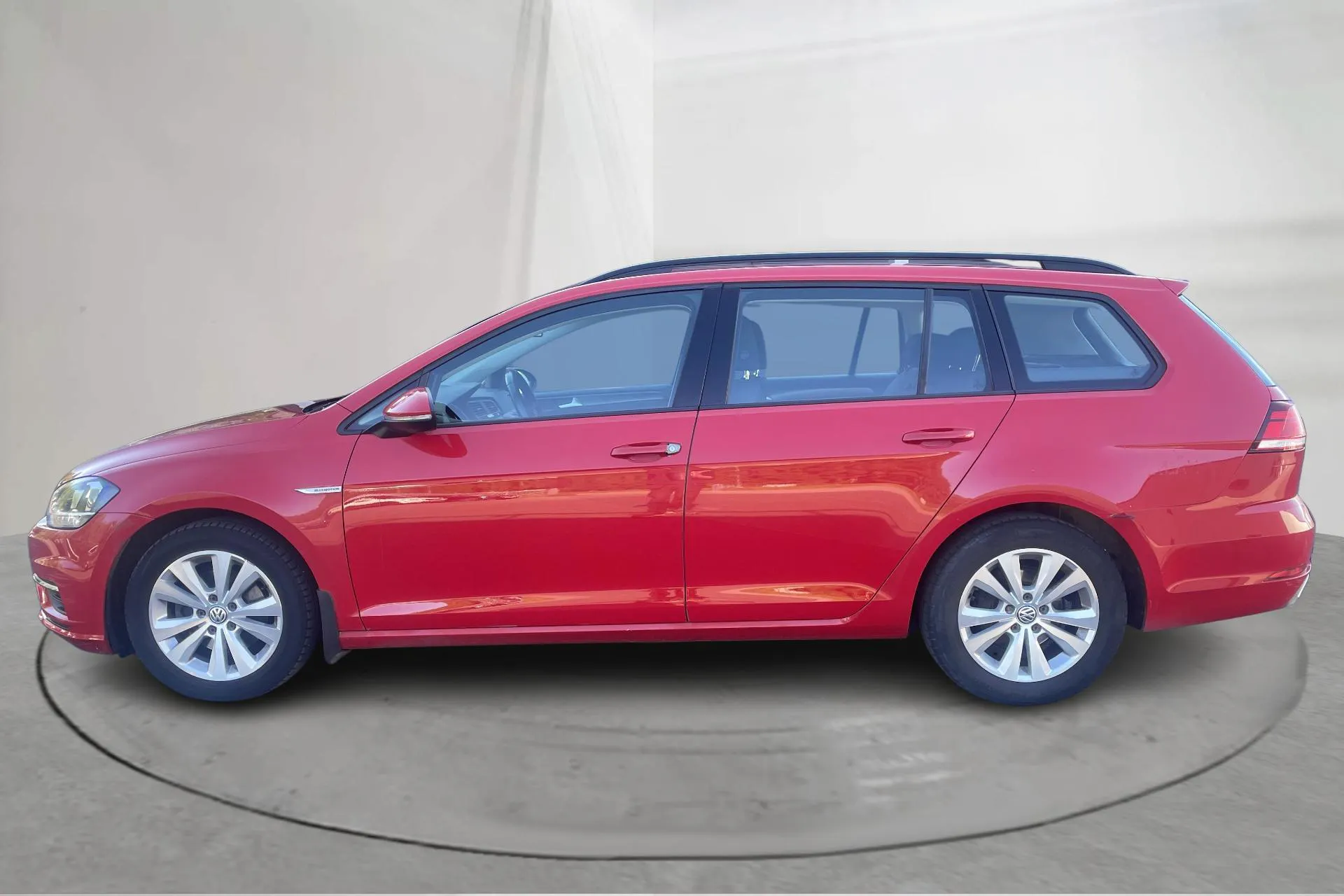 Presentation photo 2 of 14: VW Golf VII 1.5 TGI Sportscombi (130hk) - 11 987 Scandinavian mile - Automatic - red - 2020