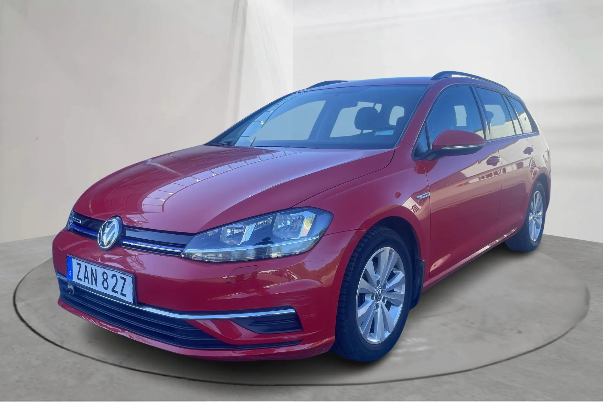Presentation photo 1 of 14: VW Golf VII 1.5 TGI Sportscombi (130hk) - 11 987 Scandinavian mile - Automatic - red - 2020