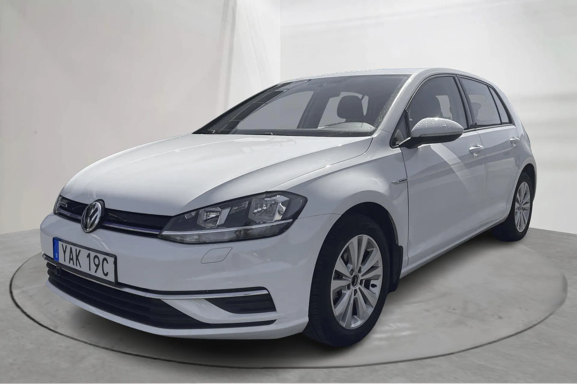 Presentation photo 1 of 14: VW Golf VII 1.5 TGI 5dr (130hk) - 6 247 Scandinavian mile - Manual - white - 2019
