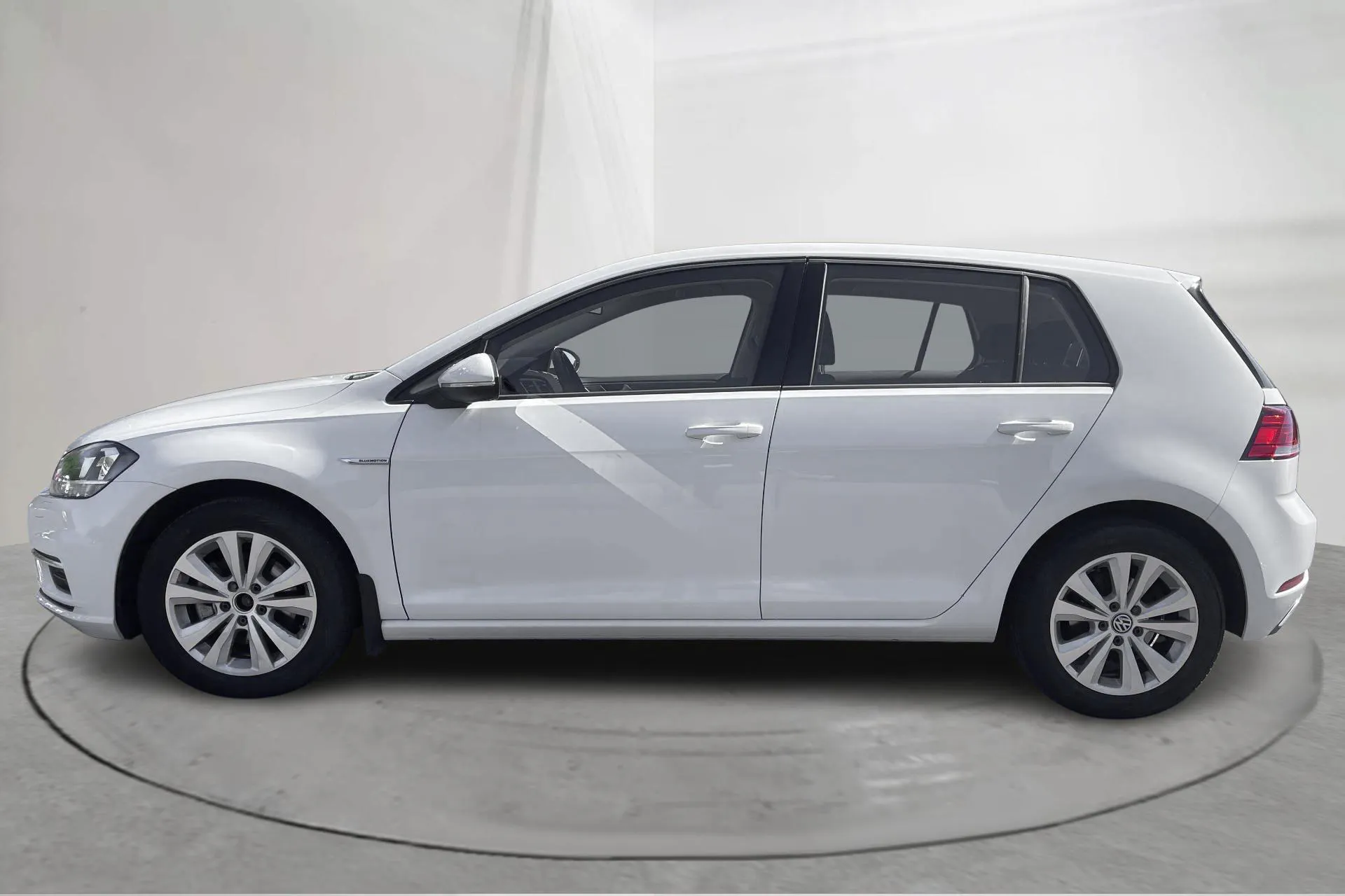 Presentation photo 2 of 14: VW Golf VII 1.5 TGI 5dr (130hk) - 6 247 Scandinavian mile - Manual - white - 2019