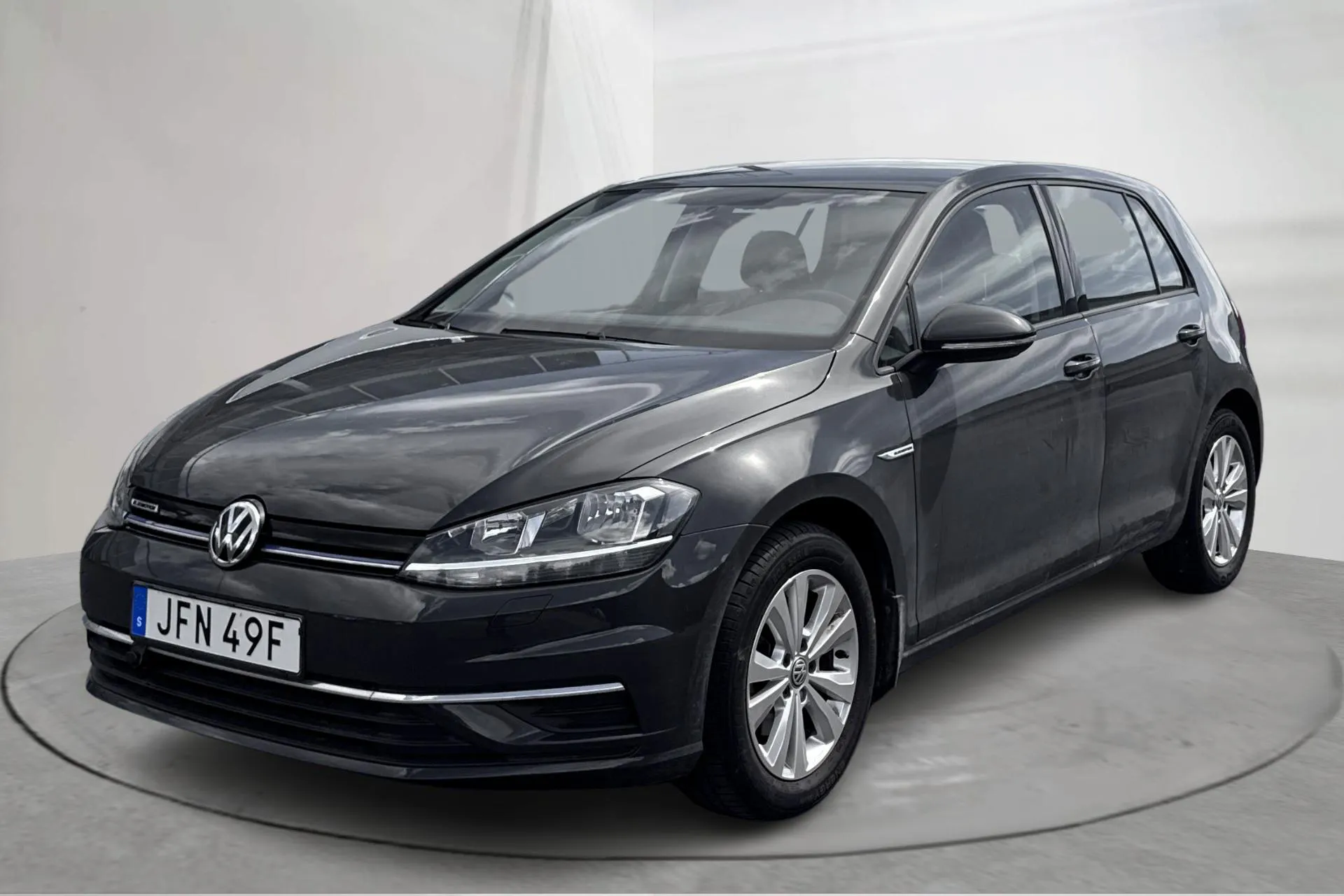 Presentation photo 1 of 14: VW Golf VII 1.5 TGI 5dr (130hk) - 1 880 Scandinavian mile - Manual - gray - 2019