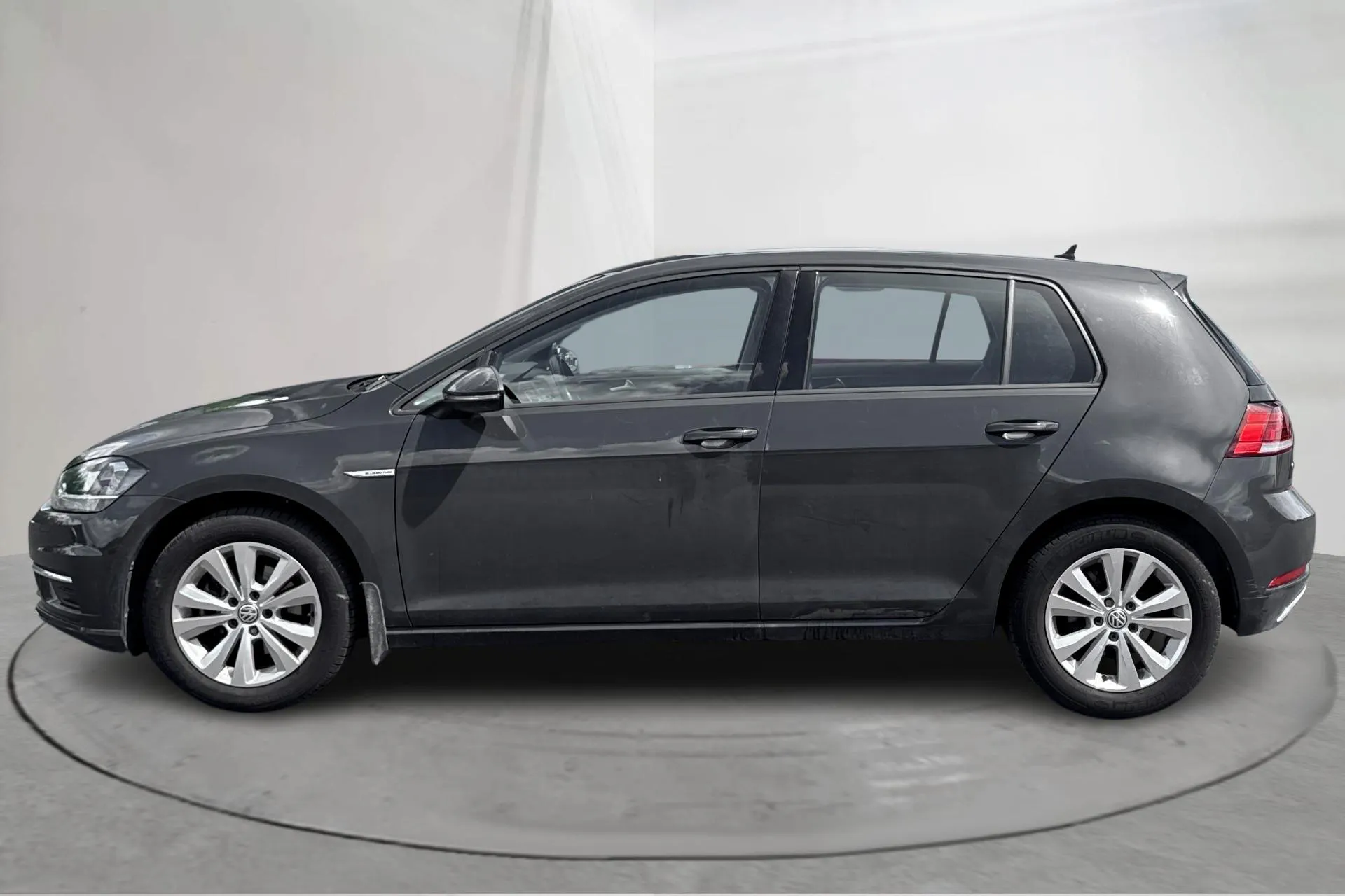 Presentation photo 2 of 14: VW Golf VII 1.5 TGI 5dr (130hk) - 1 880 Scandinavian mile - Manual - gray - 2019