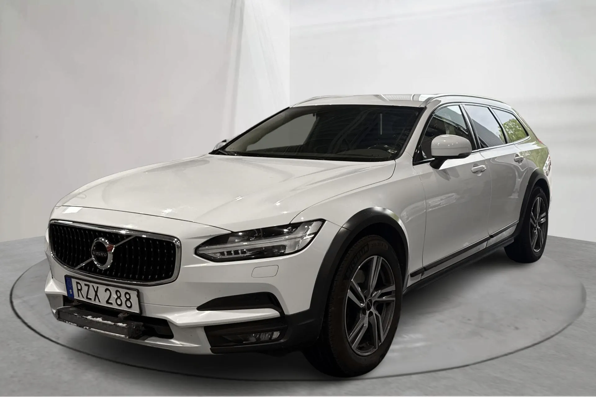 Presentationsfoto 1 av 13: Volvo V90 D4 Cross Country AWD (190hk) - 21 694 mil - Automat - vit - 2018