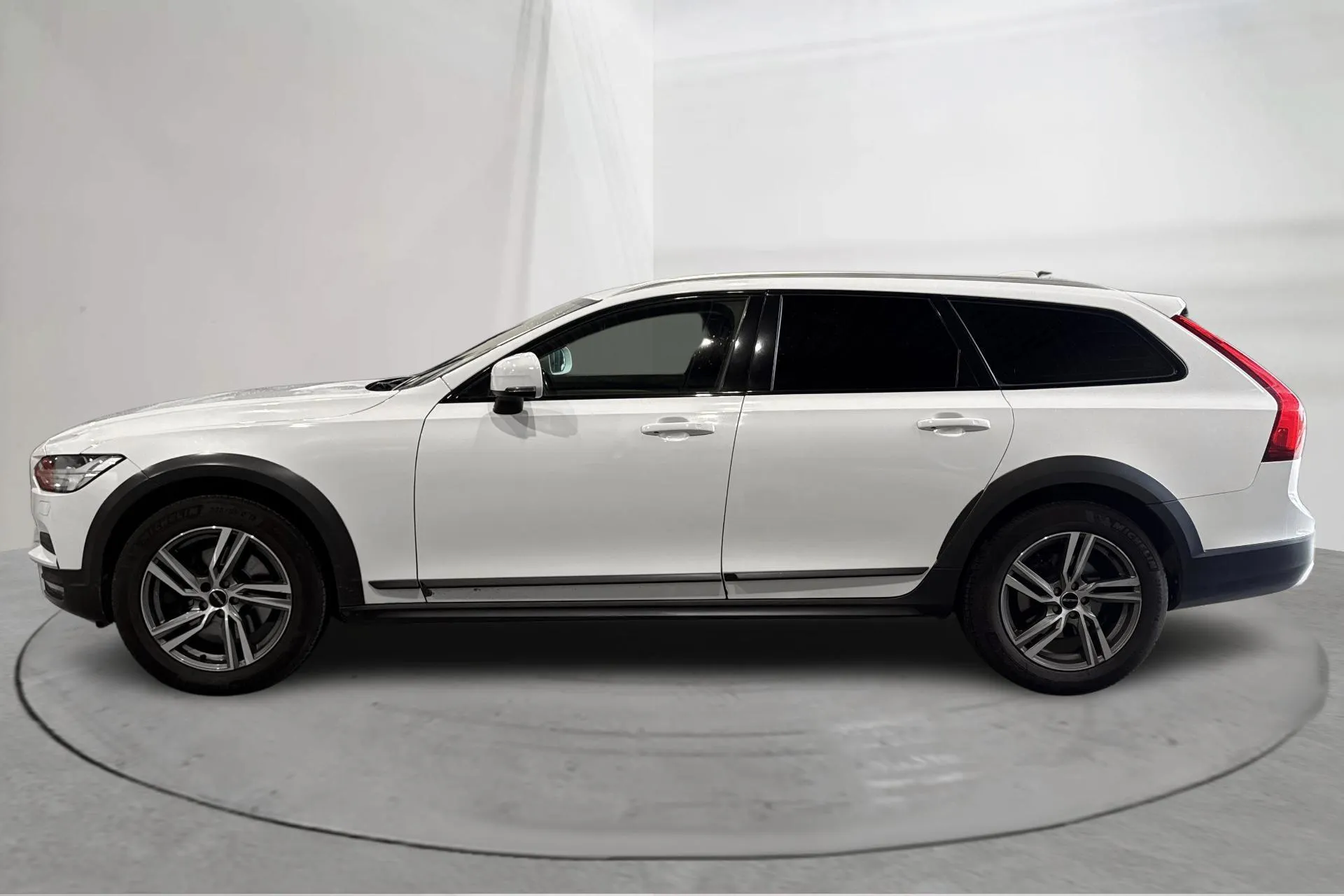 Presentationsfoto 2 av 13: Volvo V90 D4 Cross Country AWD (190hk) - 21 694 mil - Automat - vit - 2018
