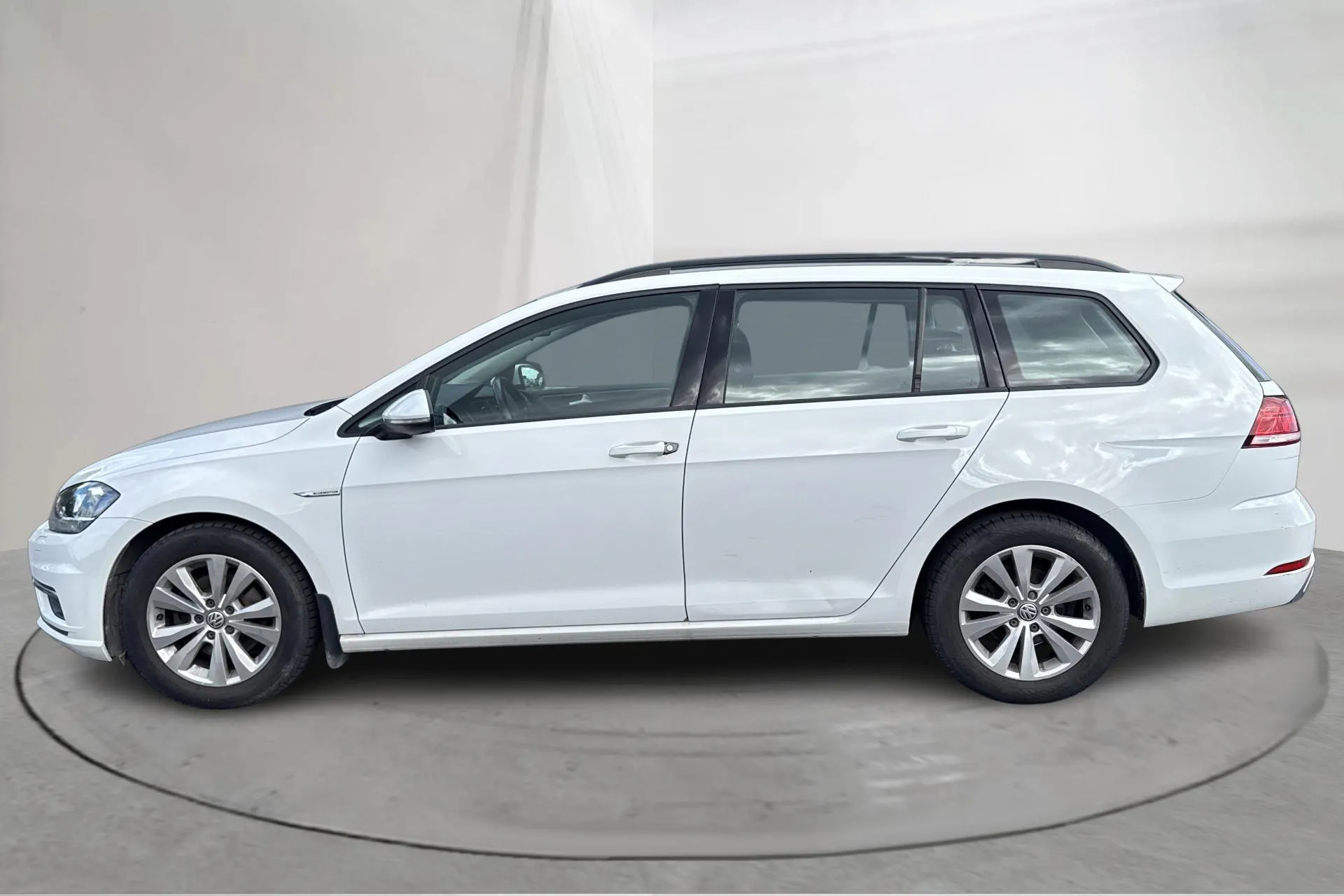 Esitlusfoto 2 aadressil 14: VW Golf VII 1.5 TGI Sportscombi (130hk) - 138 410 km - Automaatne - valge - 2020