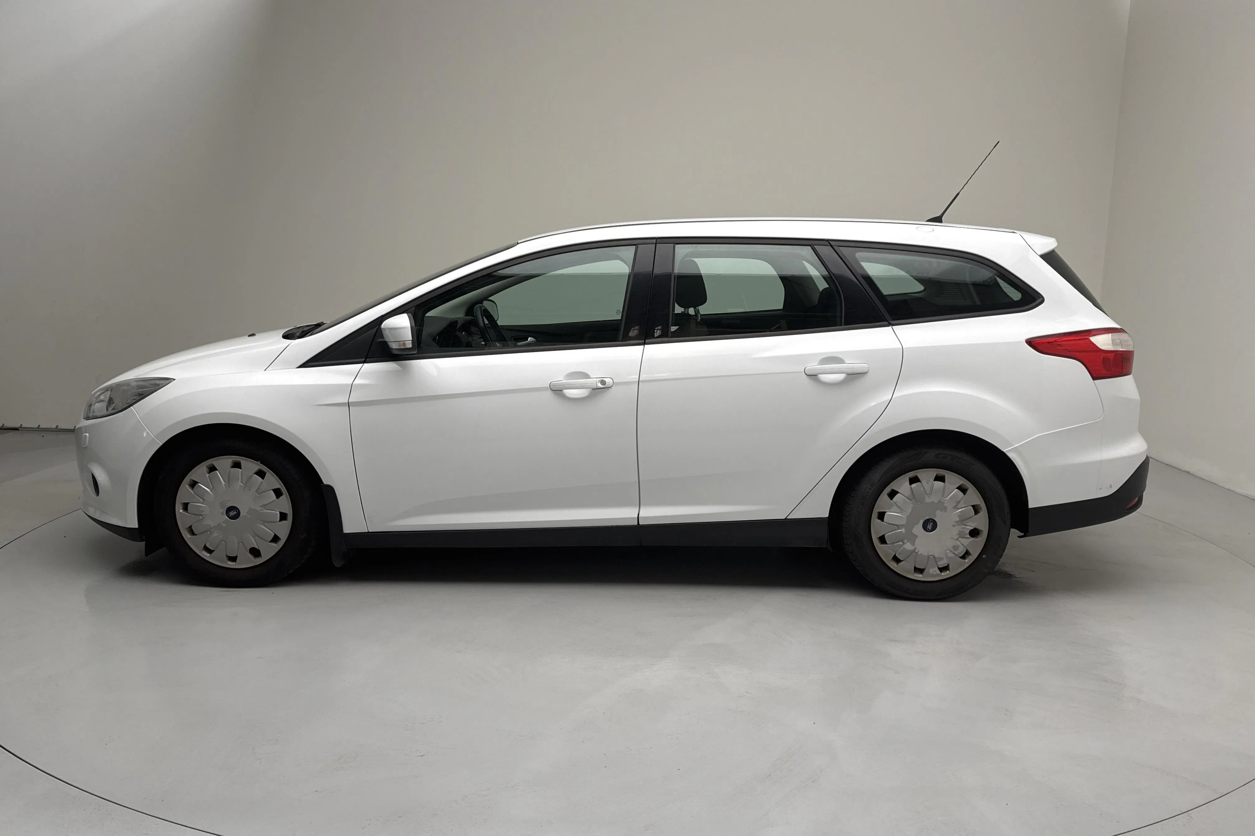 Presentationsfoto 2 av 12: Ford Focus 1.6 TDCi ECOnetic Kombi (105hk) - 18 997 mil - Manuell - vit - 2014