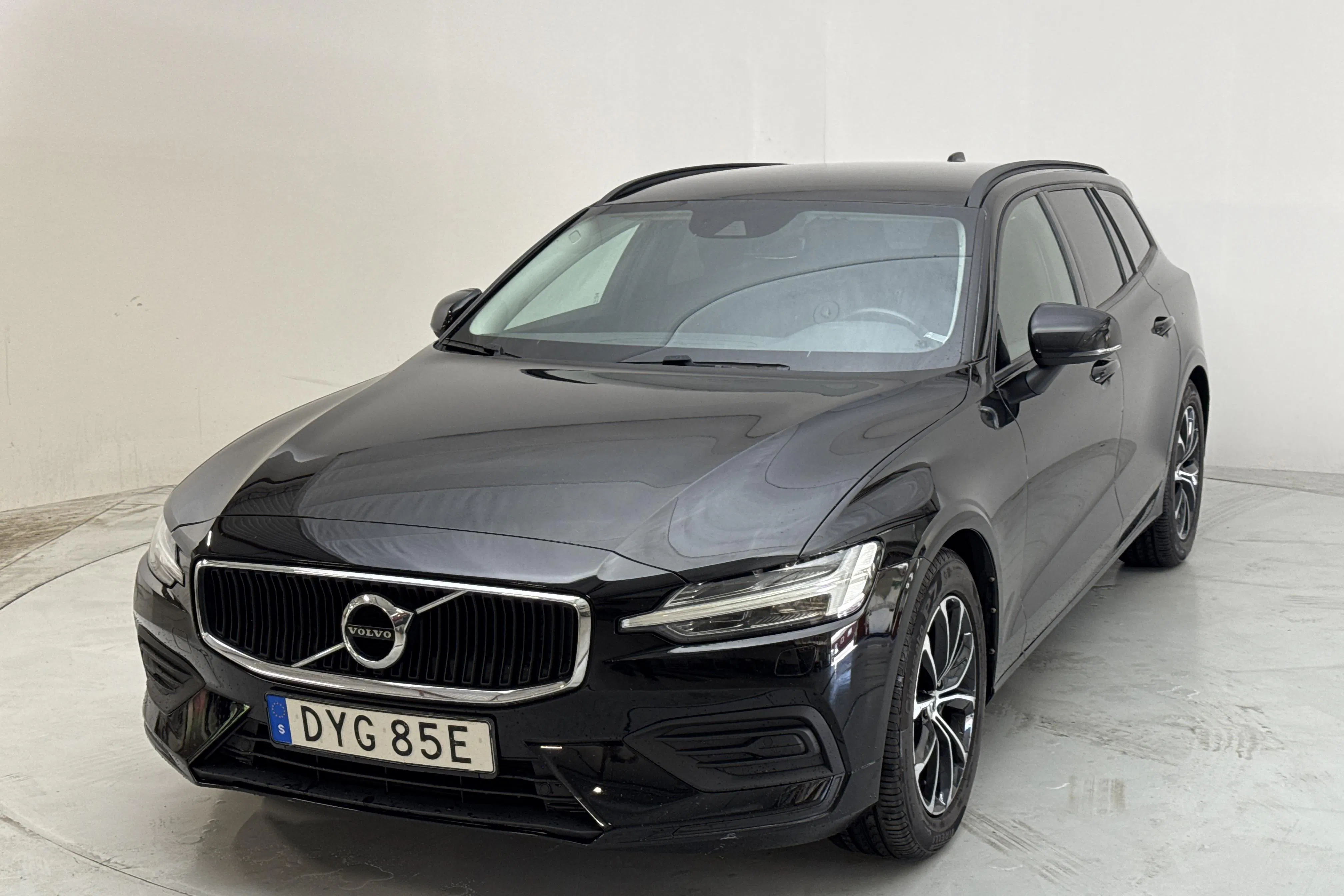 Presentationsfoto 1 av 13: Volvo V60 D3 (150hk) - 17 784 mil - Automat - svart - 2019