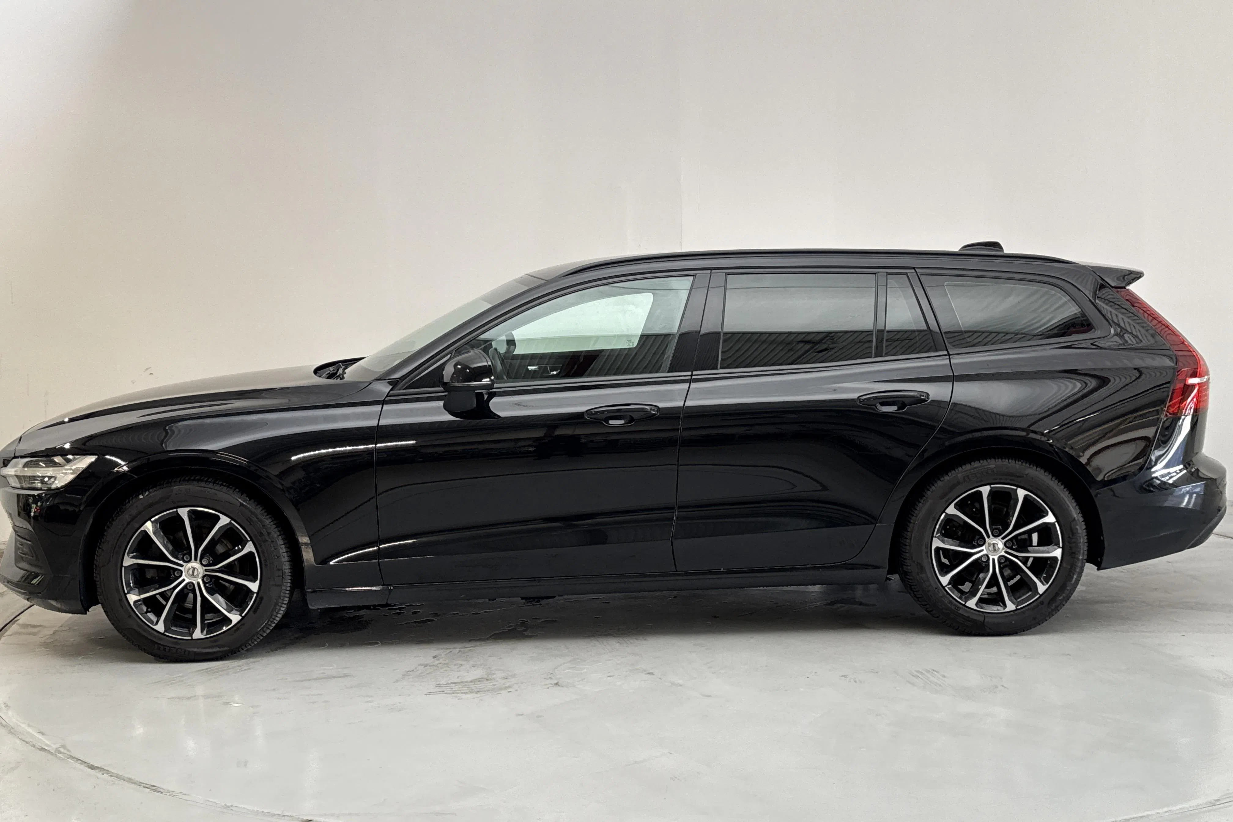 Presentationsfoto 2 av 13: Volvo V60 D3 (150hk) - 17 784 mil - Automat - svart - 2019