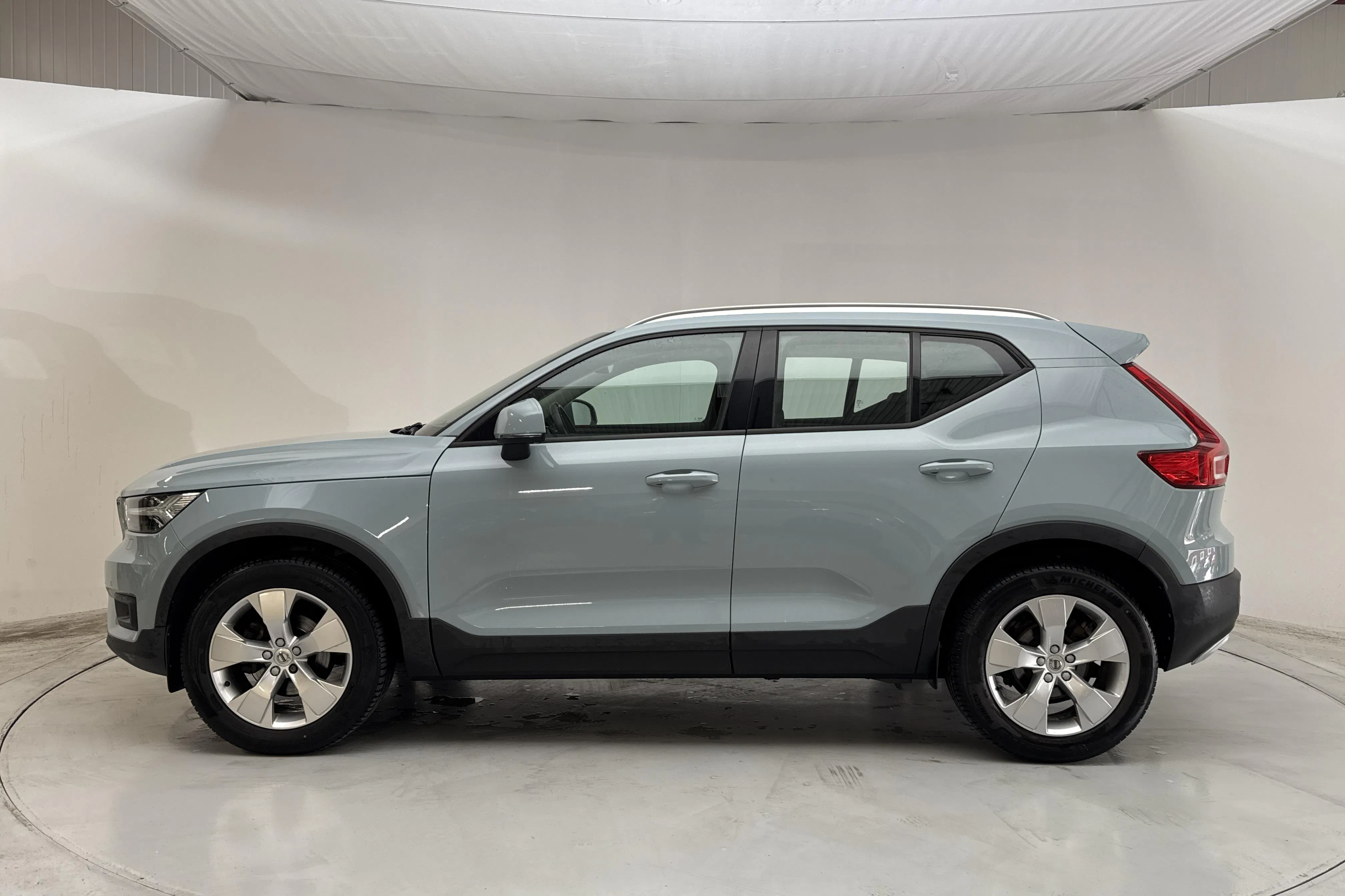 Presentationsfoto 2 av 15: Volvo XC40 T3 2WD (156hk) - 11 914 mil - Manuell - Ljusblå - 2019