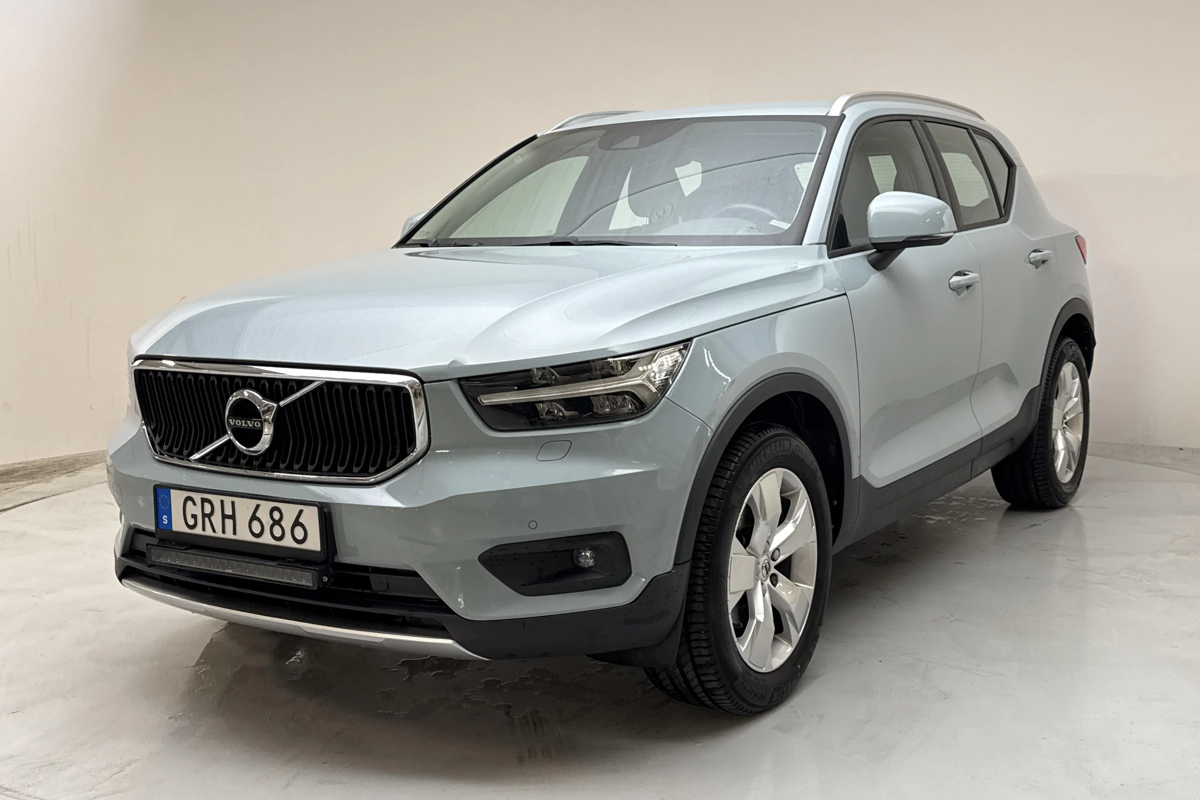 Presentationsfoto 1 av 15: Volvo XC40 T3 2WD (156hk) - 11 914 mil - Manuell - Ljusblå - 2019