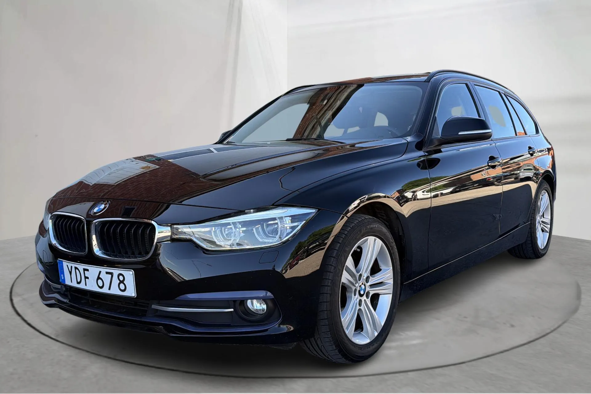 Presentationsfoto 1 av 16: BMW 320d xDrive Touring, F31 (190hk) - 18 354 mil - Automat - svart - 2016