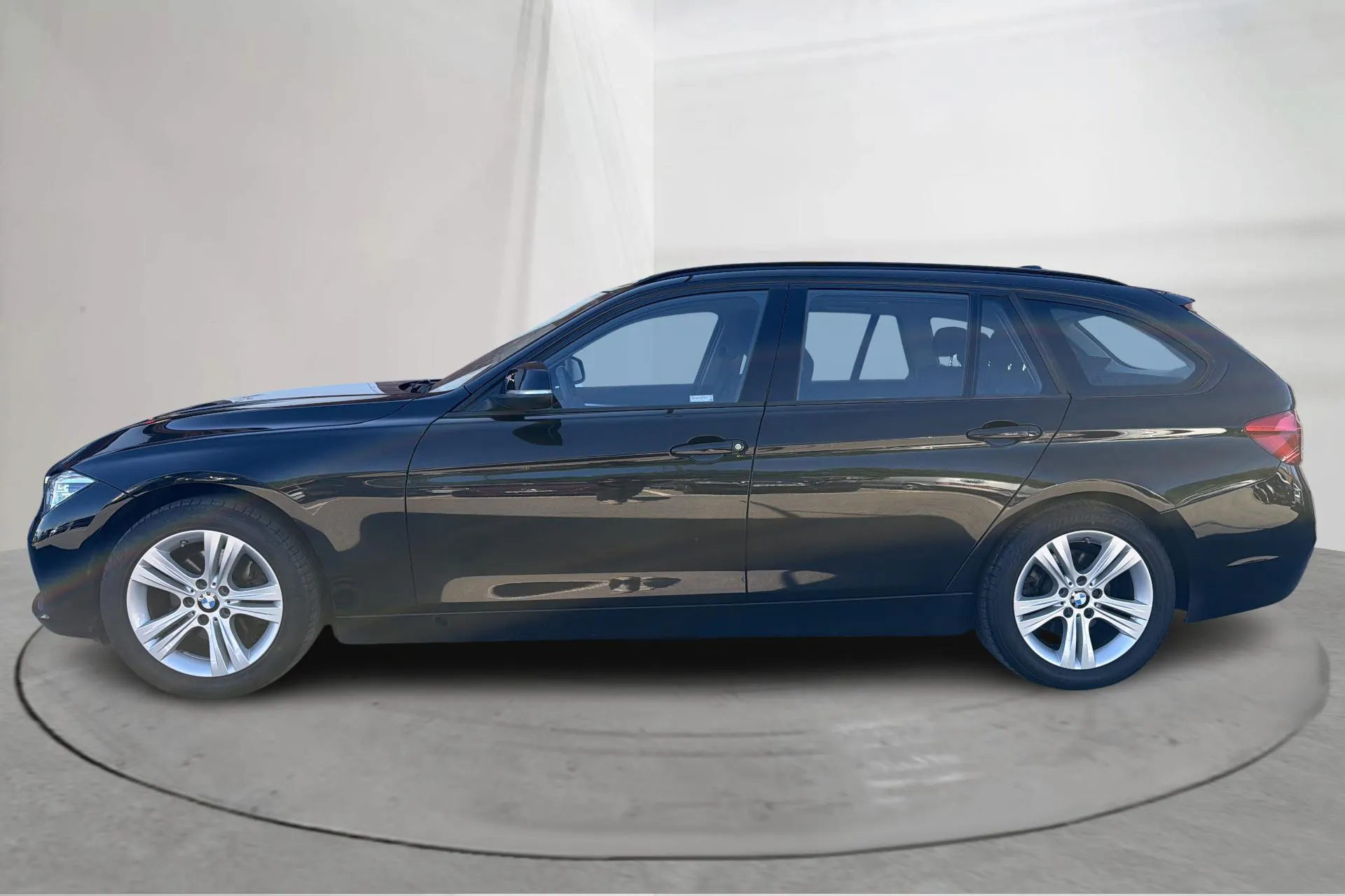 Presentationsfoto 2 av 16: BMW 320d xDrive Touring, F31 (190hk) - 18 354 mil - Automat - svart - 2016