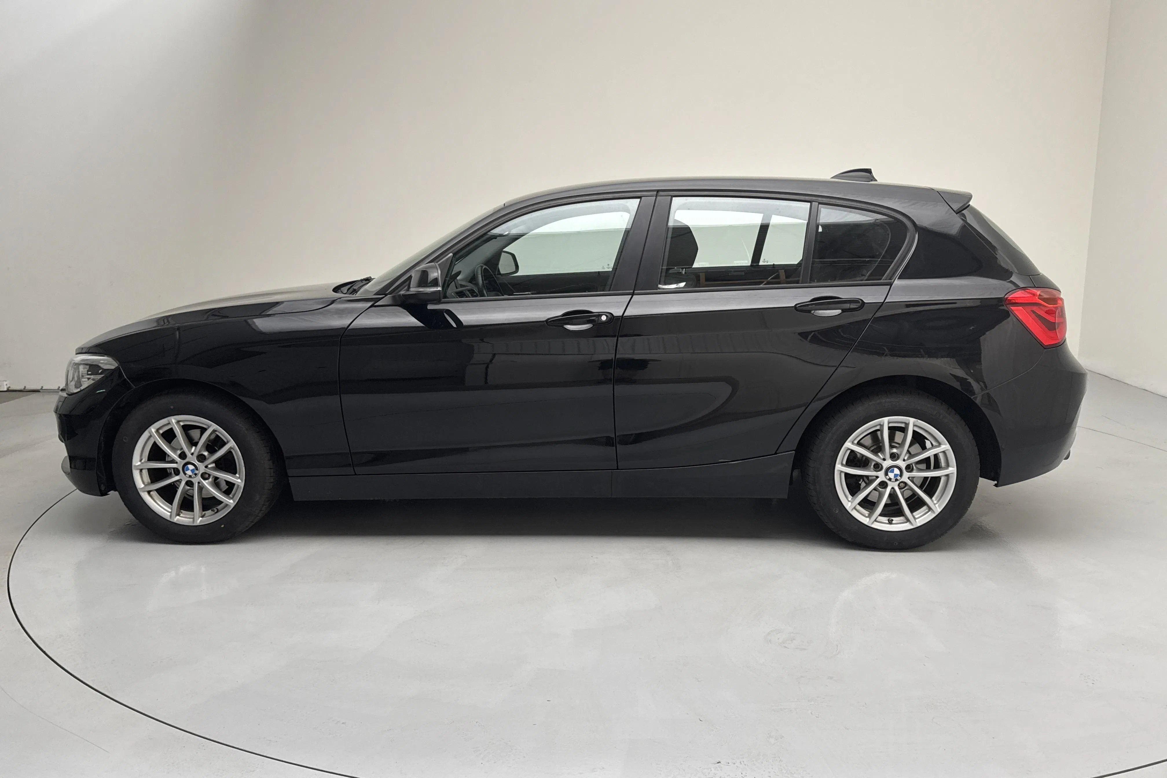Presentationsfoto 2 av 12: BMW 116d 5dr, F20 (116hk) - 11 797 mil - Automat - svart - 2016