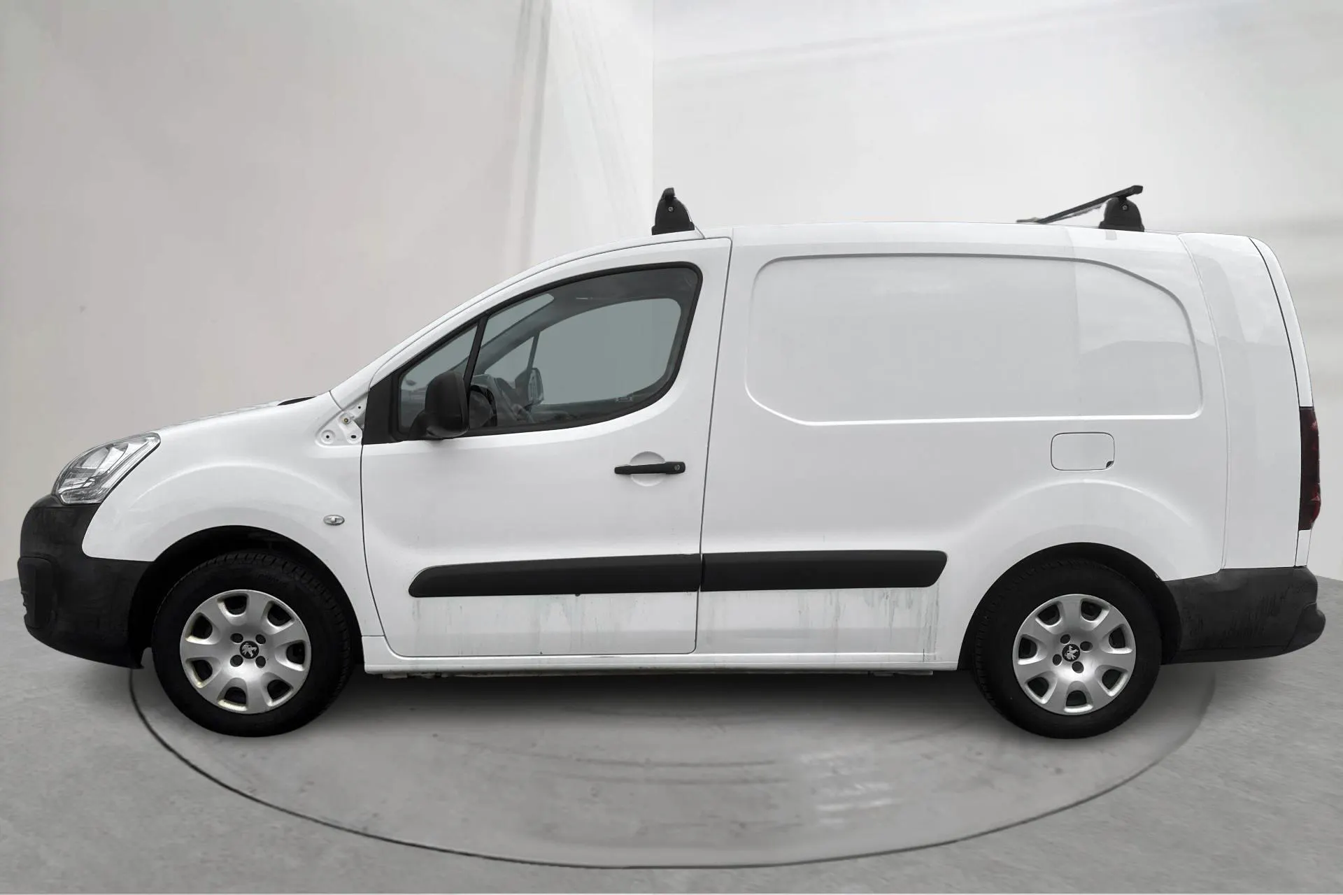Presentationsfoto 2 av 14: Peugeot Partner 1.6 BlueHDI Skåp (100hk) - 7 667 mil - Manuell - vit - 2017