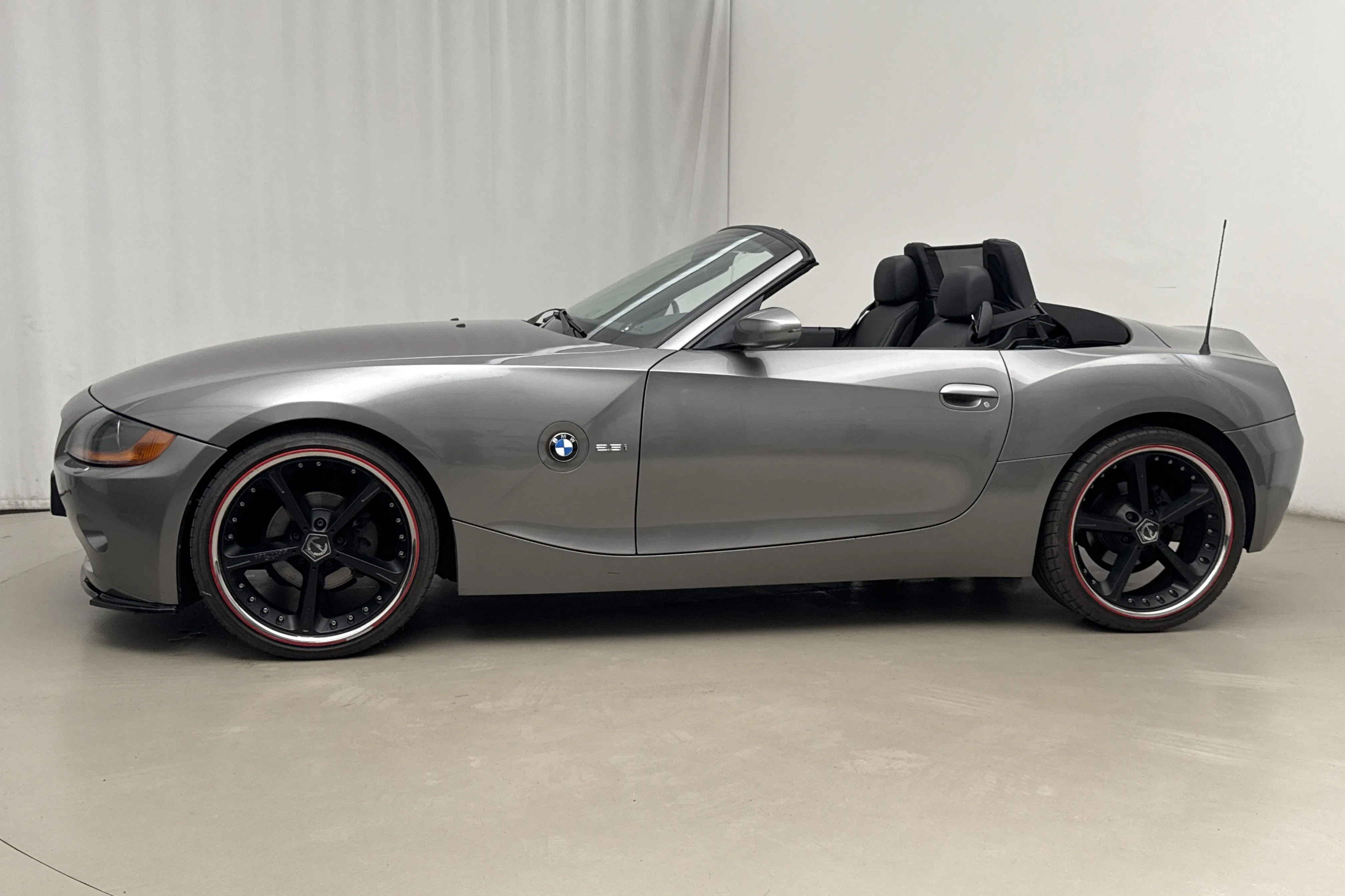 Presentationsfoto 2 av 19: BMW Z4 2.5i Roadster (192hk) - 4 896 mil - Manuell - silver - 2003