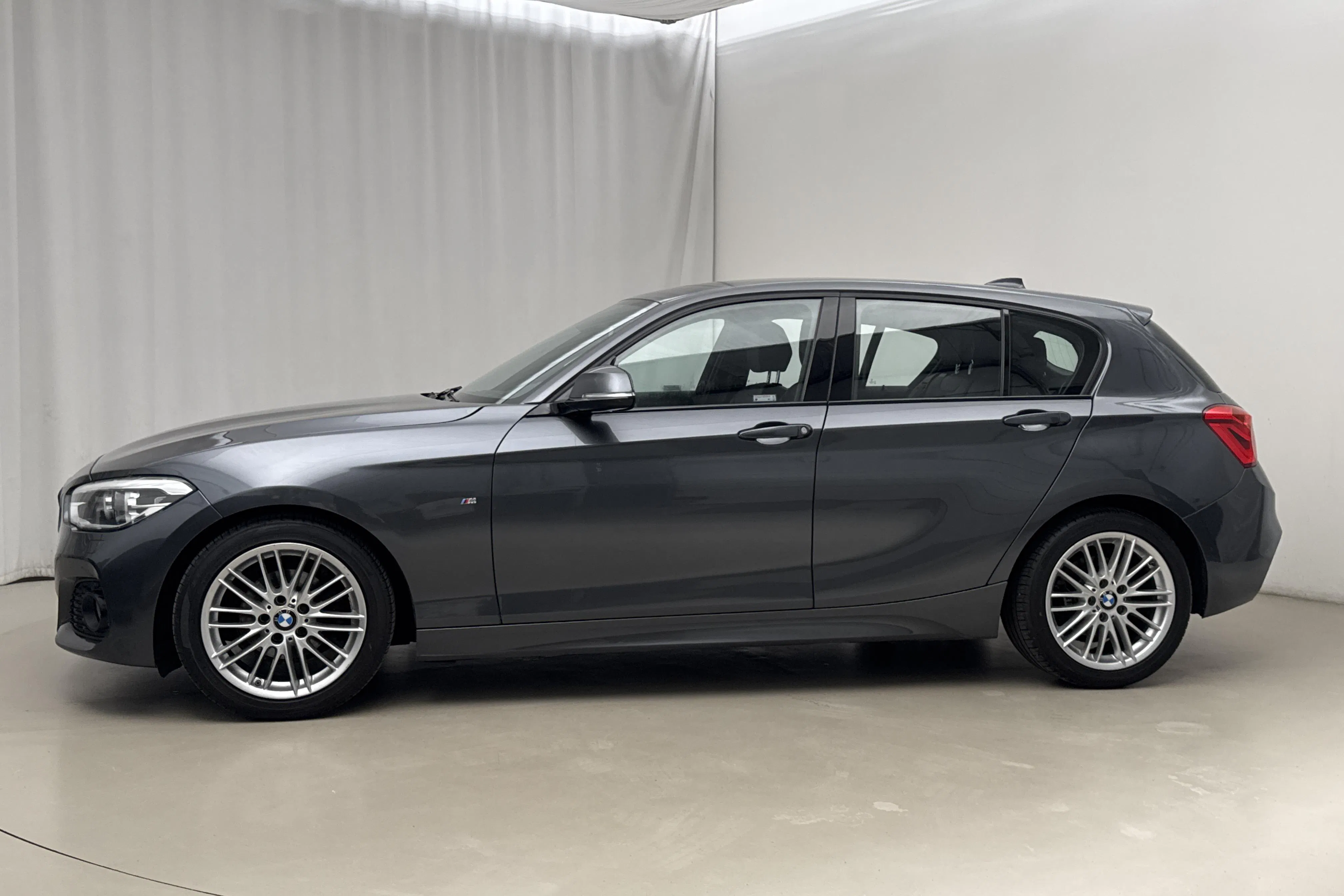 Presentationsfoto 2 av 18: BMW 118i 5dr, F20 (136hk) - 17 589 mil - Automat - grå - 2019