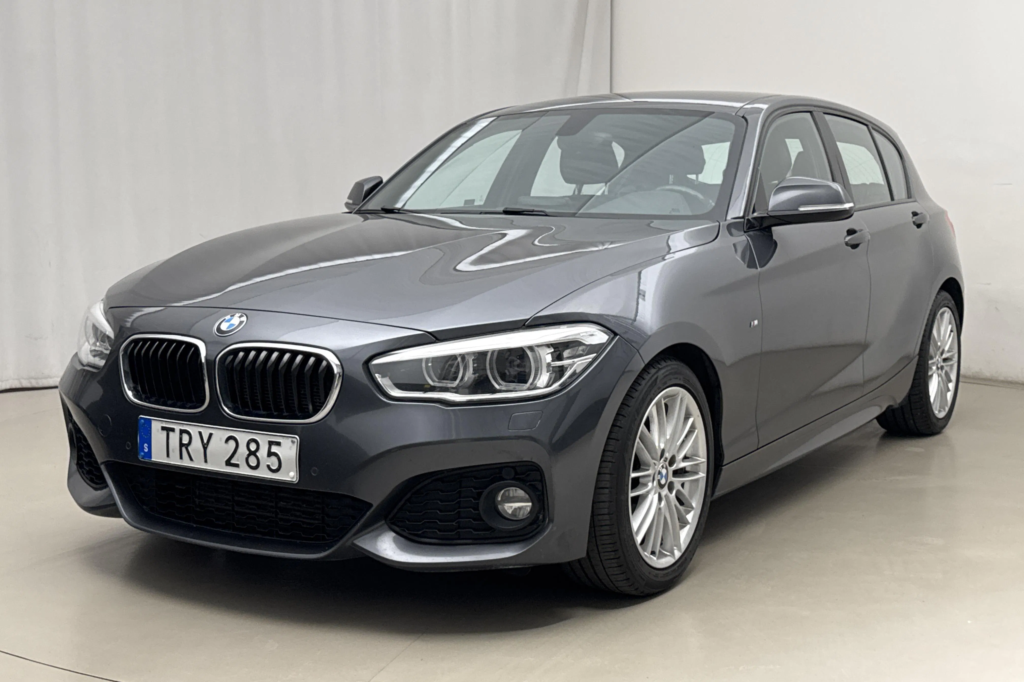 Presentationsfoto 1 av 18: BMW 118i 5dr, F20 (136hk) - 17 589 mil - Automat - grå - 2019