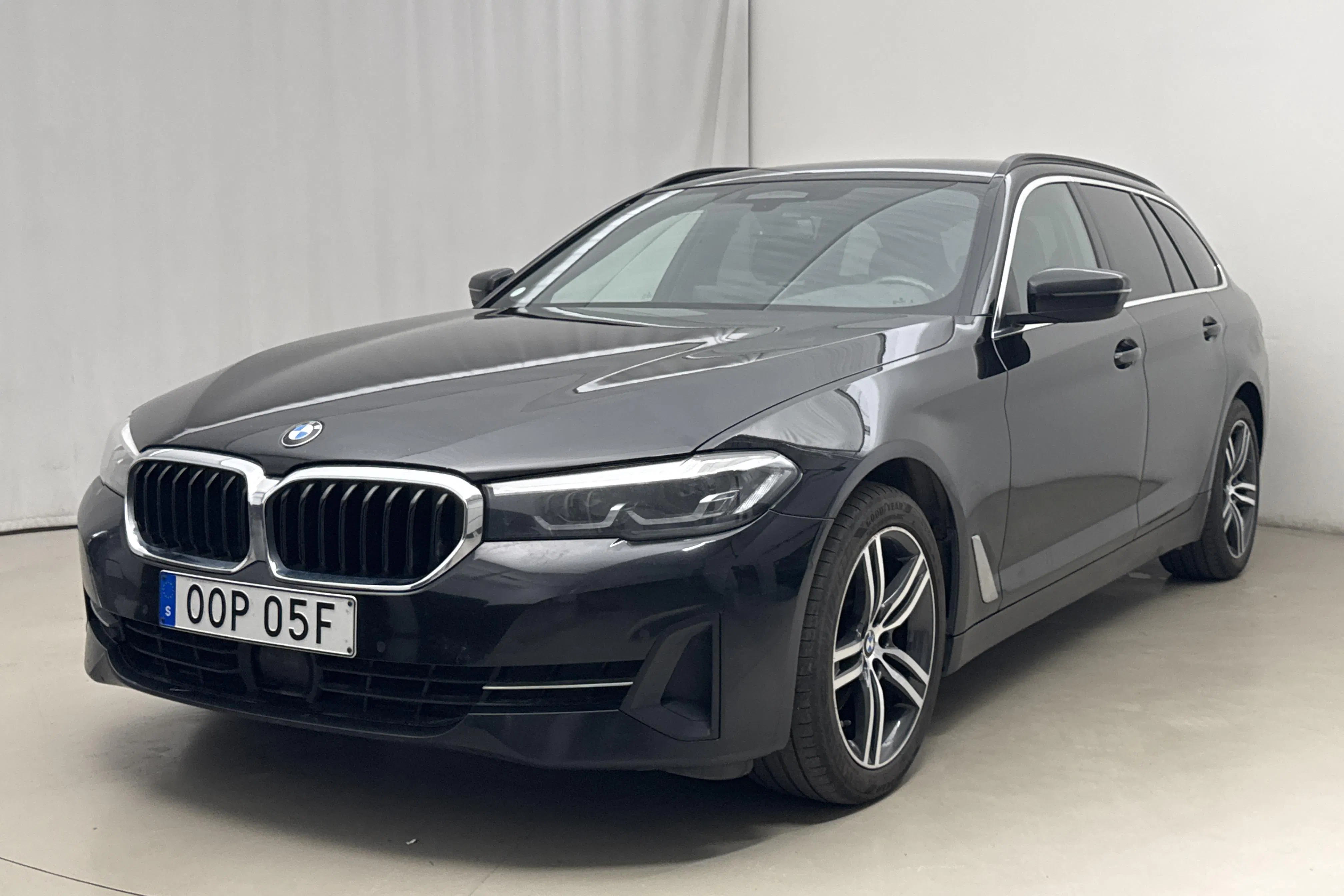 Presentationsfoto 1 av 18: BMW 520d xDrive Touring, G31 LCI (190hk+11hk) - 15 645 mil - Automat - svart - 2021