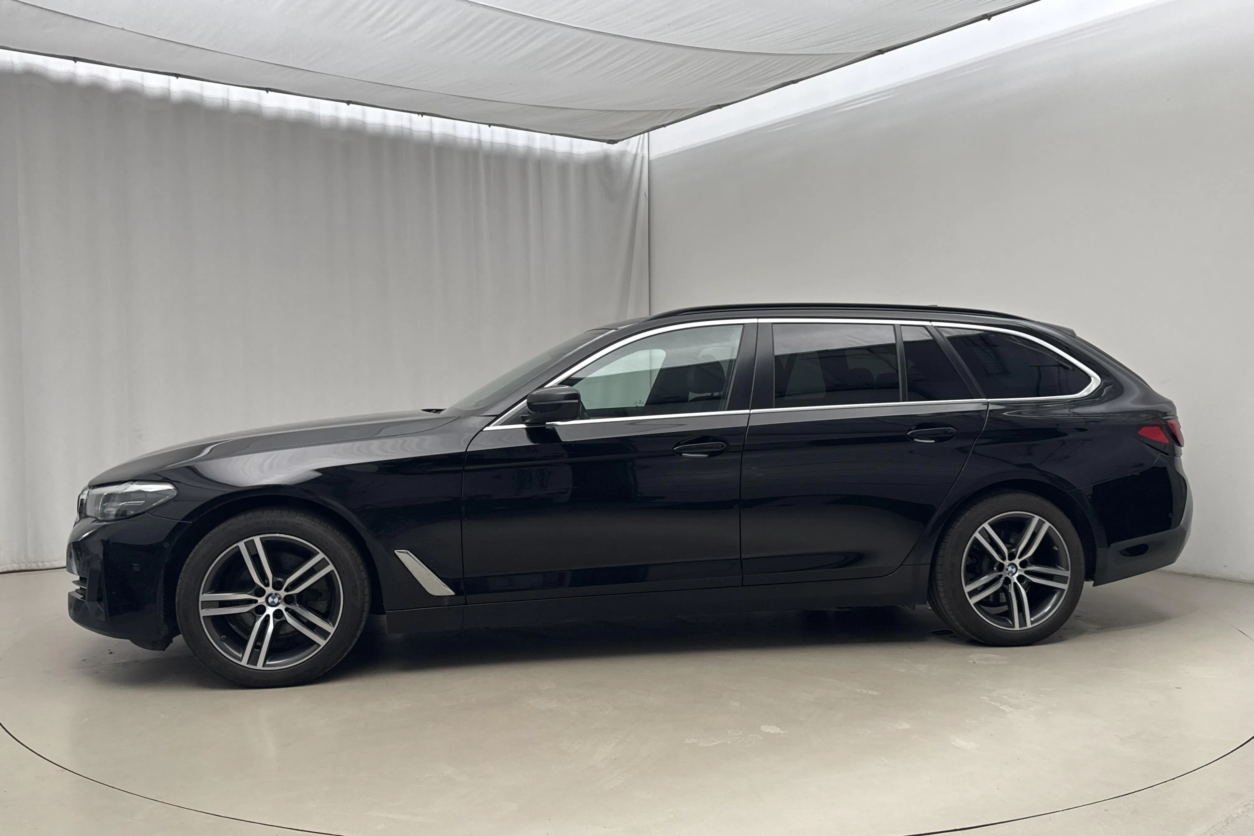 Presentationsfoto 2 av 18: BMW 520d xDrive Touring, G31 LCI (190hk+11hk) - 15 645 mil - Automat - svart - 2021