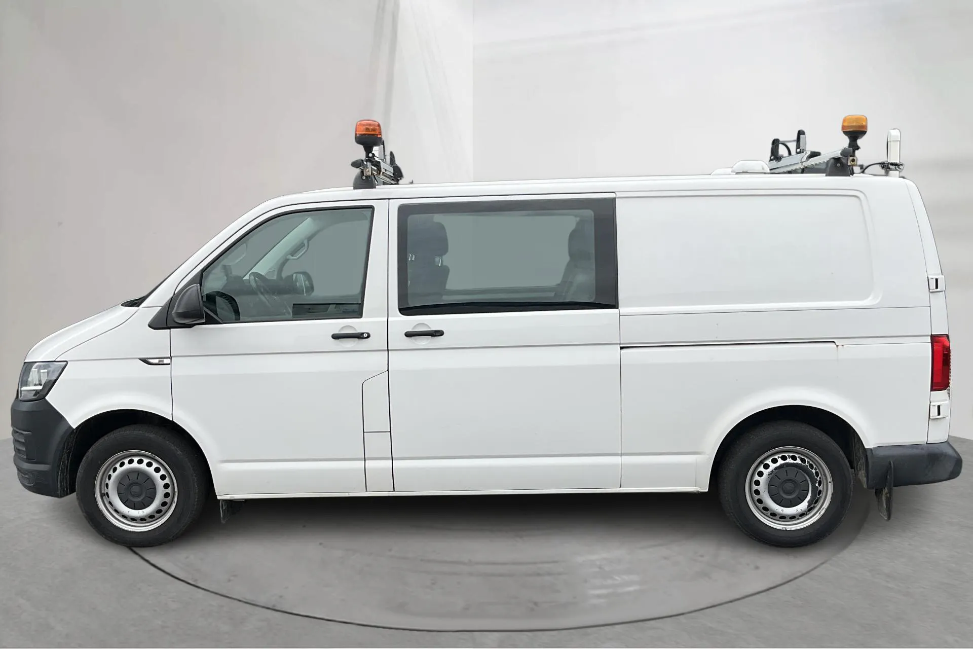 Presentationsfoto 2 av 17: VW Transporter T6 2.0 TDI BMT Skåp 4MOTION (150hk) - 23 142 mil - Manuell - vit - 2017