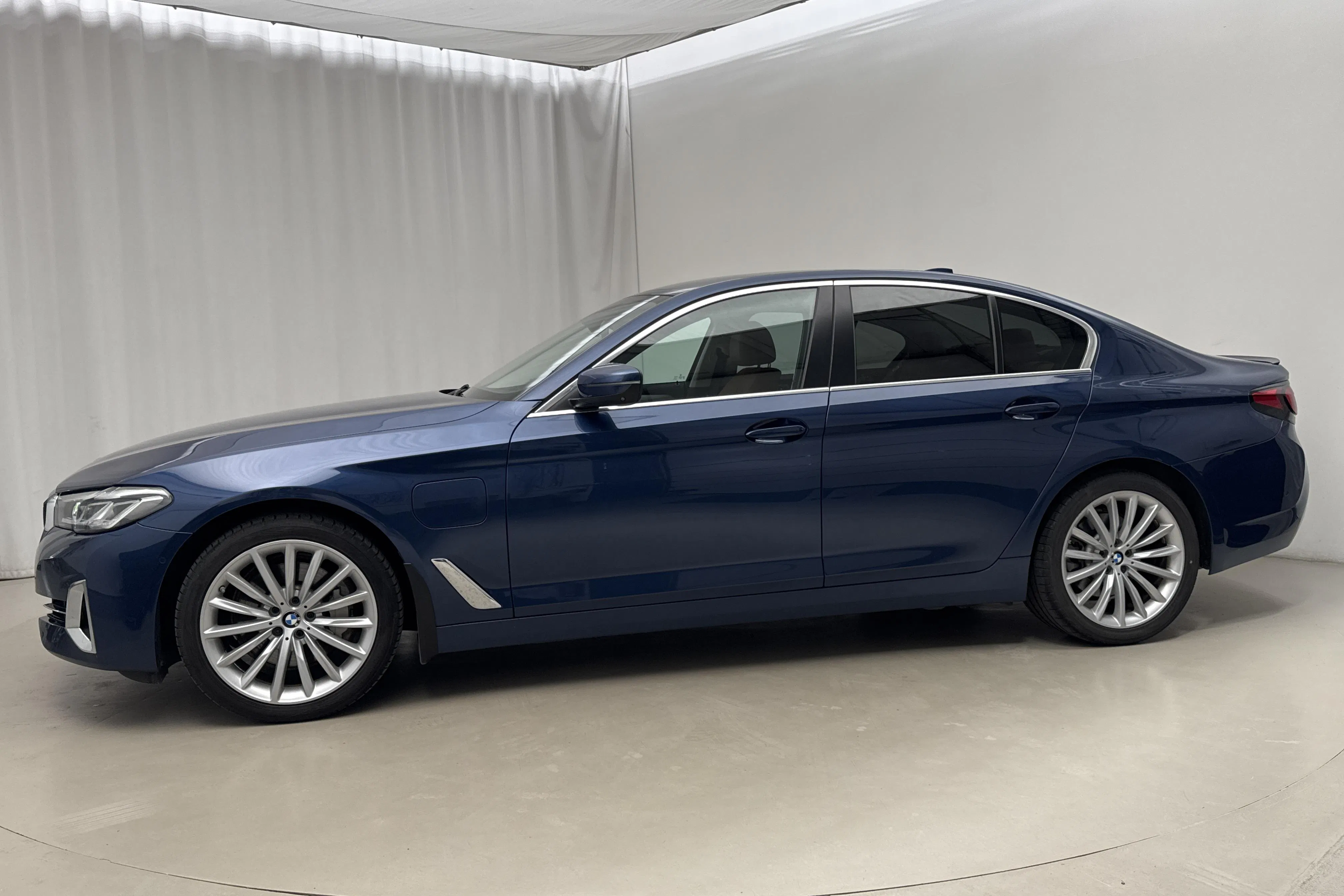 Esittelykuva 2 osoitteesta 20: BMW 530e Sedan, G30 12kWh LCI (292hk) - 127 040 km - Automaattinen - sininen - 2021